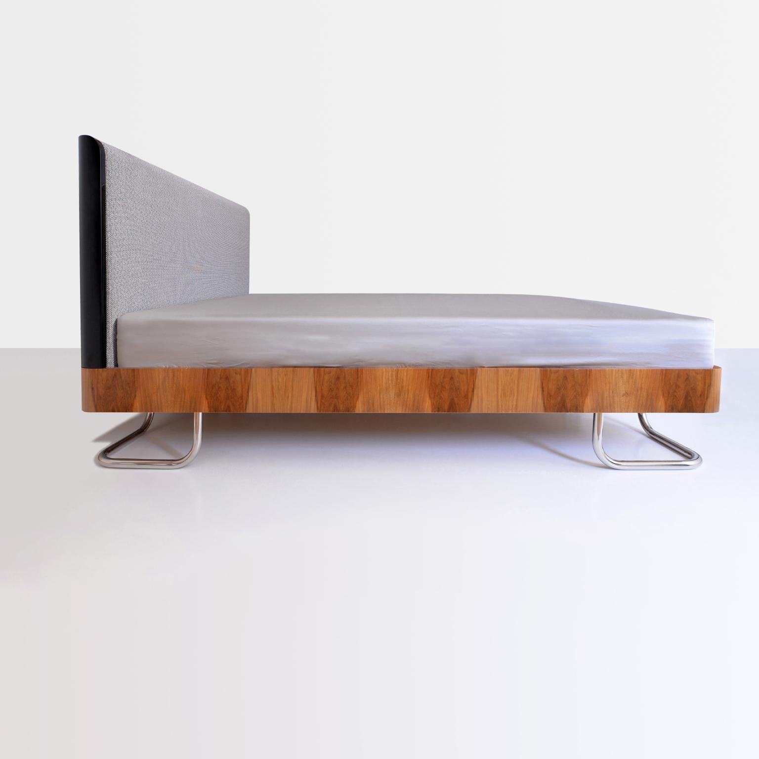 Cama de matrimonio contemporánea moderna a medida con mesillas de noche de madera artesanal Alemán en venta