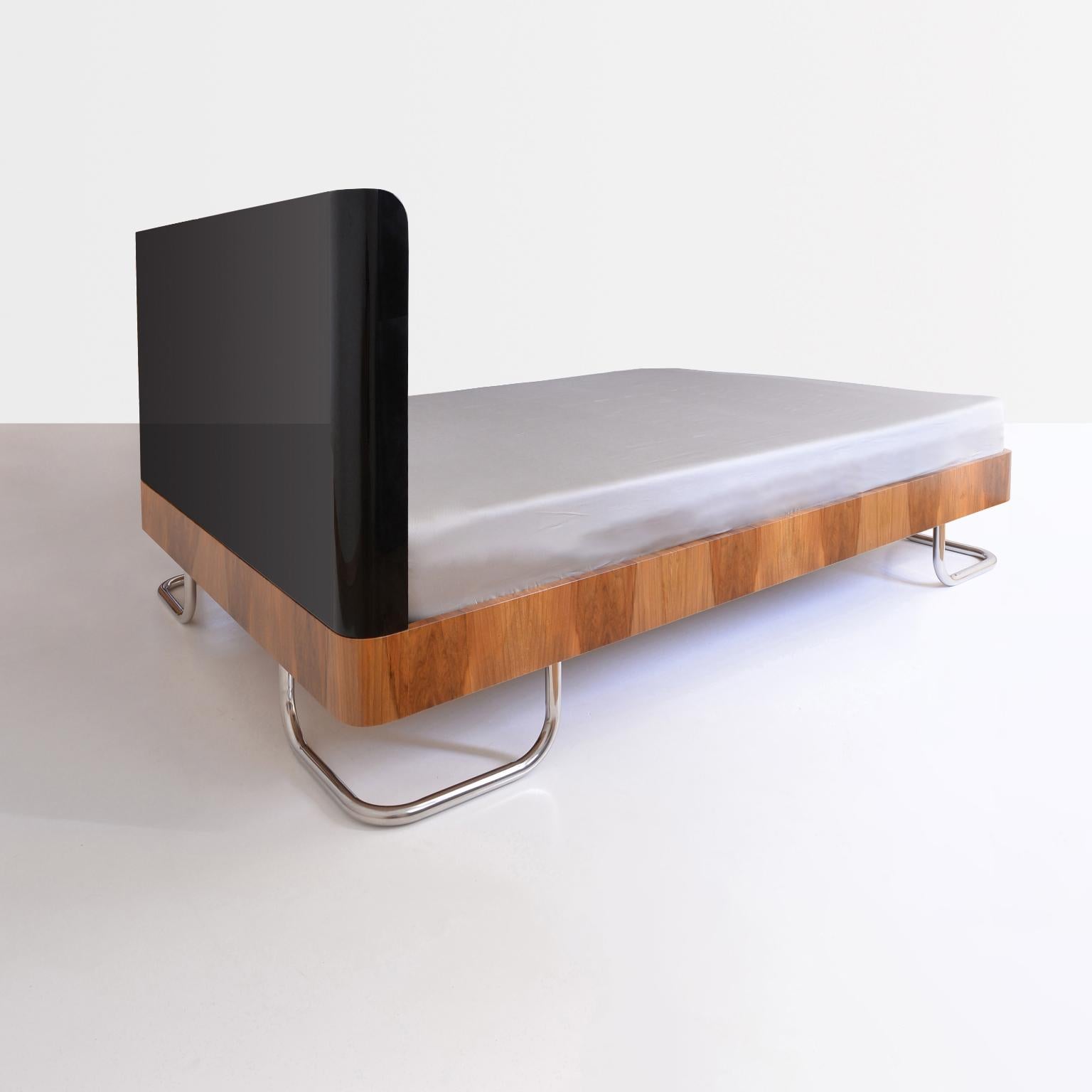 Cama de matrimonio contemporánea moderna a medida con mesillas de noche de madera artesanal Lacado en venta