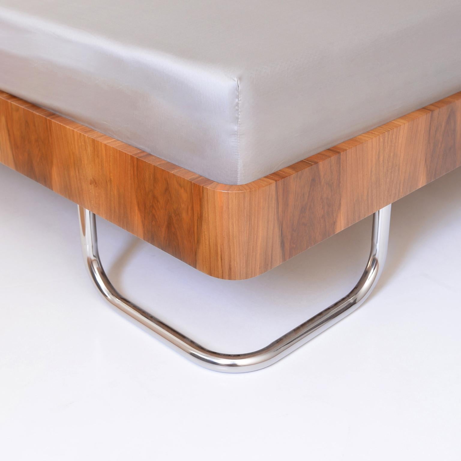 Cama de matrimonio contemporánea moderna a medida con mesillas de noche de madera artesanal Siglo XXI y contemporáneo en venta