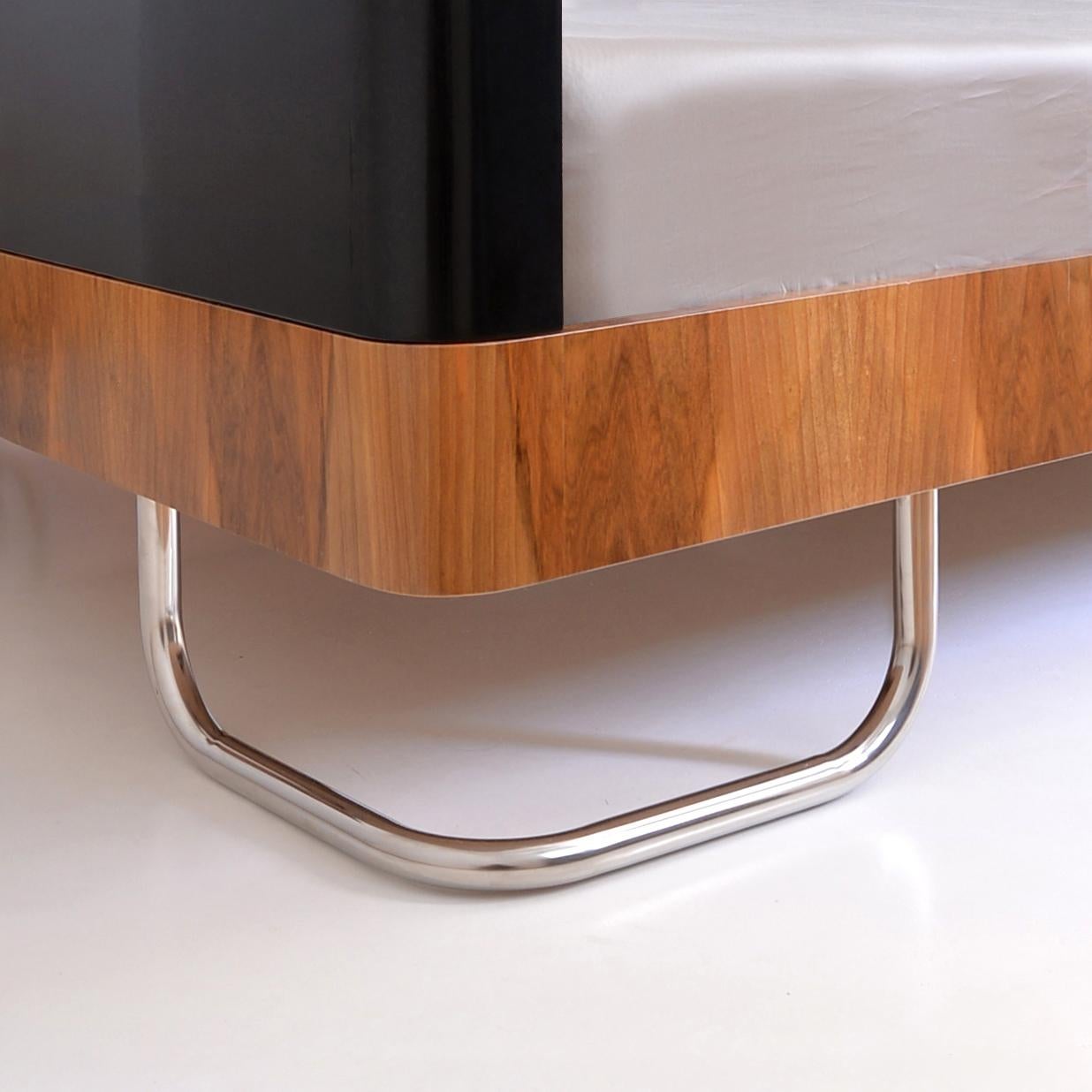 Cama de matrimonio contemporánea moderna a medida con mesillas de noche de madera artesanal en venta 1