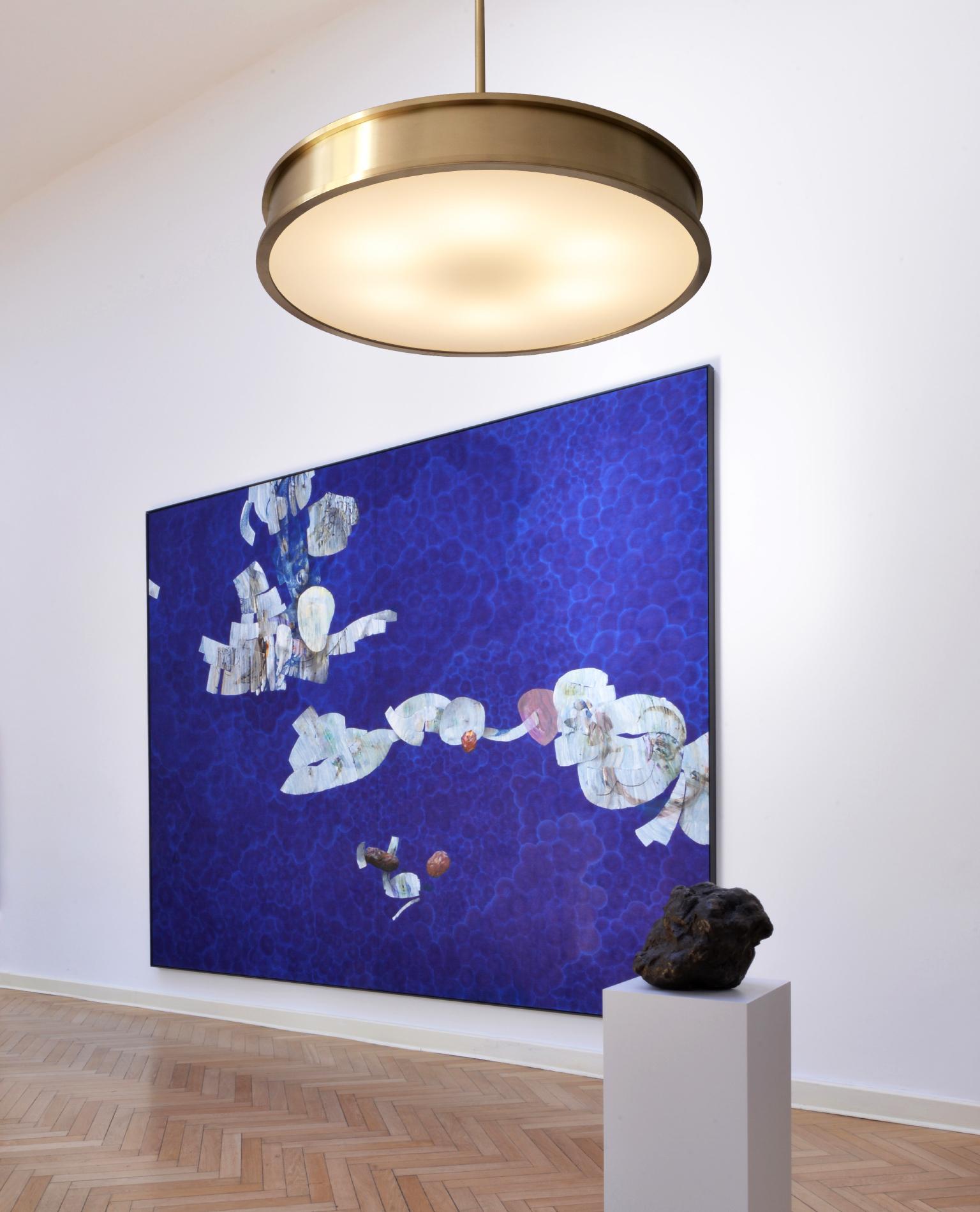 Moderno Lampada a sospensione circolare modernista su misura, ottone spazzolato, vetro opalino, realizzata a mano in vendita