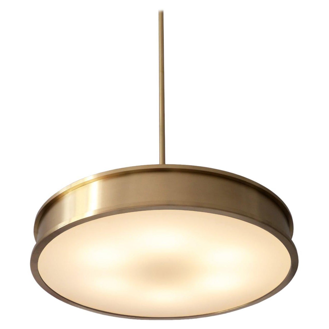 Lampada a sospensione circolare modernista su misura in ottone spazzolato e vetro opalino, 2018