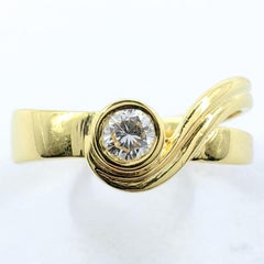 Anillo modernista a medida con diseño de cinta en espiral y diamantes engastados en bisel fluido, de oro macizo de 14K/18K