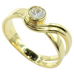 Anillo modernista a medida con diseño de cinta en espiral y diamantes engastados en bisel fluido, de oro macizo de 14K/18K