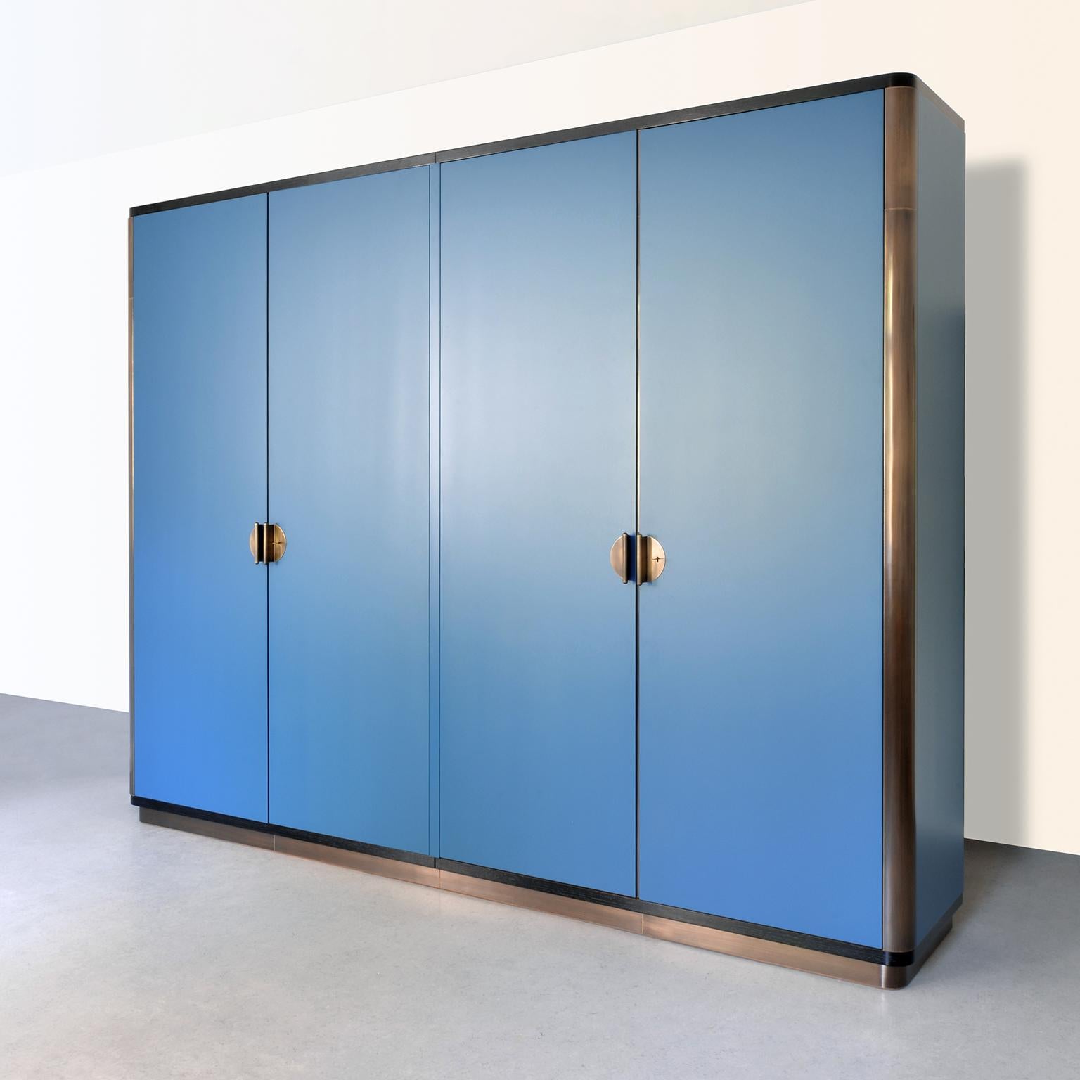 Viertüriger Kleiderschrank nach Maß, hergestellt von GMD Berlin, exklusiv präsentiert in unserer Rudolf Vichr Collection'S.

Diese hochwertigen, handgefertigten Möbel in klassisch-modernem, zeitlosem Design werden aus ausgewählten Materialien nach