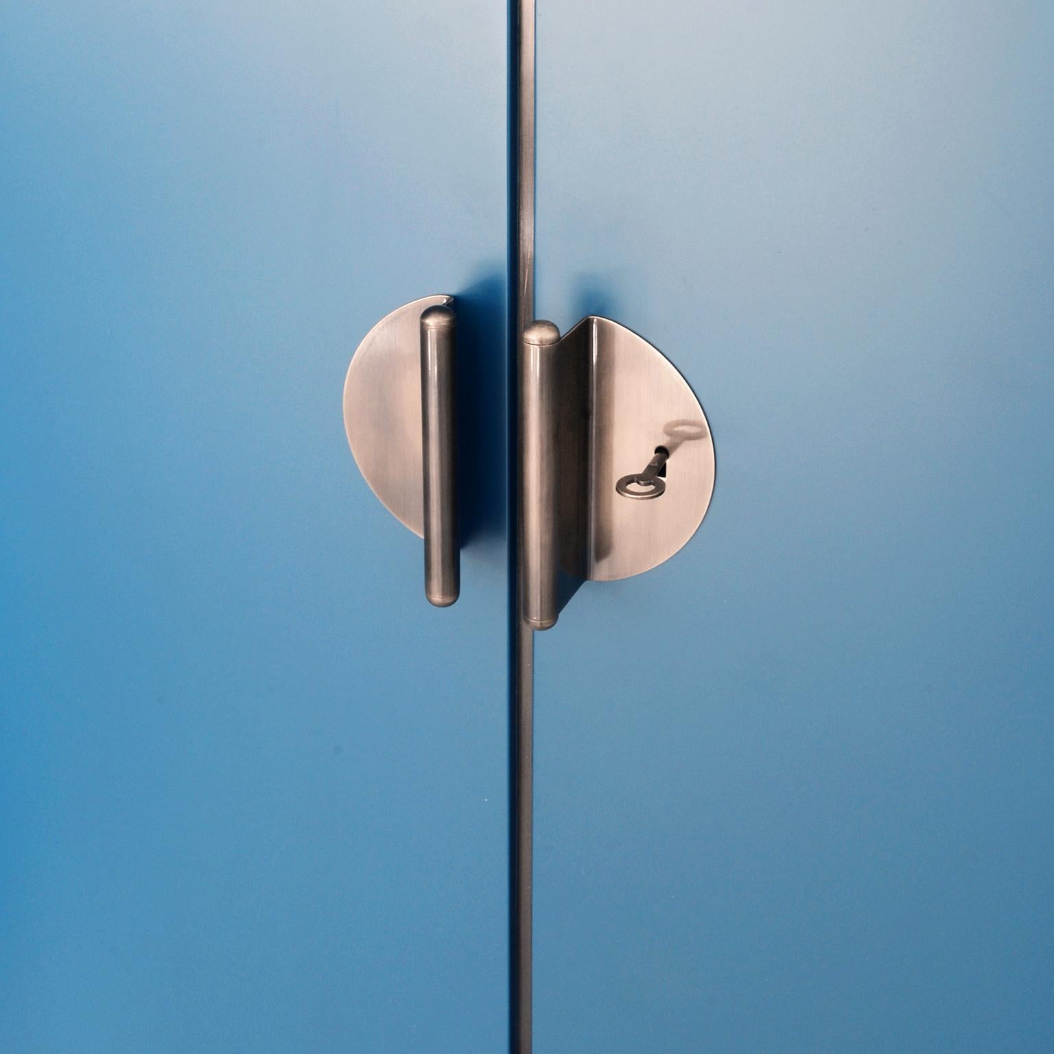 Modernistischer viertüriger Schrank nach Maß, Mattlack, bronzefarbenes Metall (Lackiert) im Angebot