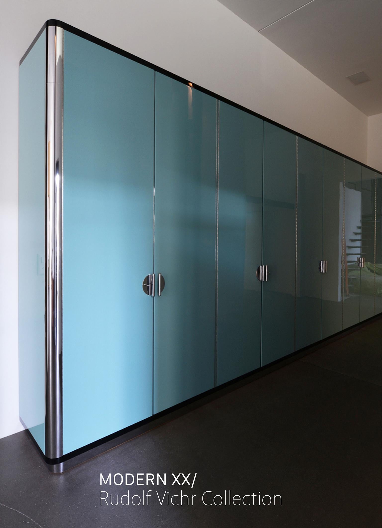 Modernistisches Sideboard mit vier Türen aus Nussbaumfurnier und verchromtem Metall nach Maß (Beschichtet) im Angebot