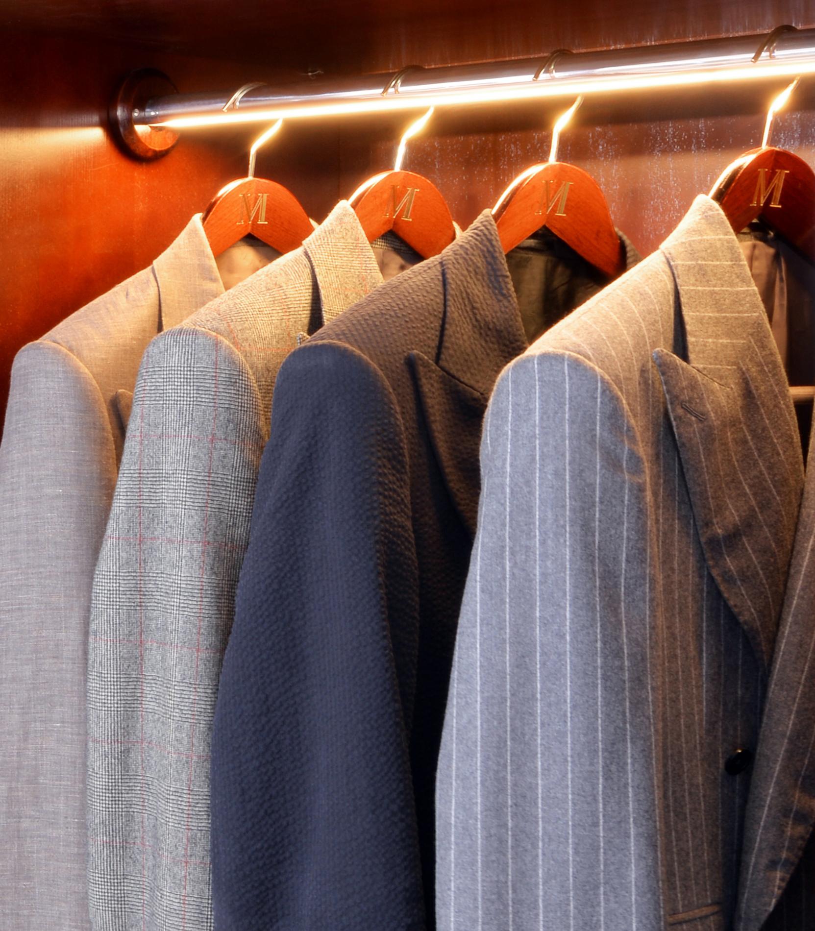 Modernistischer viertüriger Kleiderschrank nach Maß, verchromtes Metall, Hochglanzlackierung (Lackiert) im Angebot