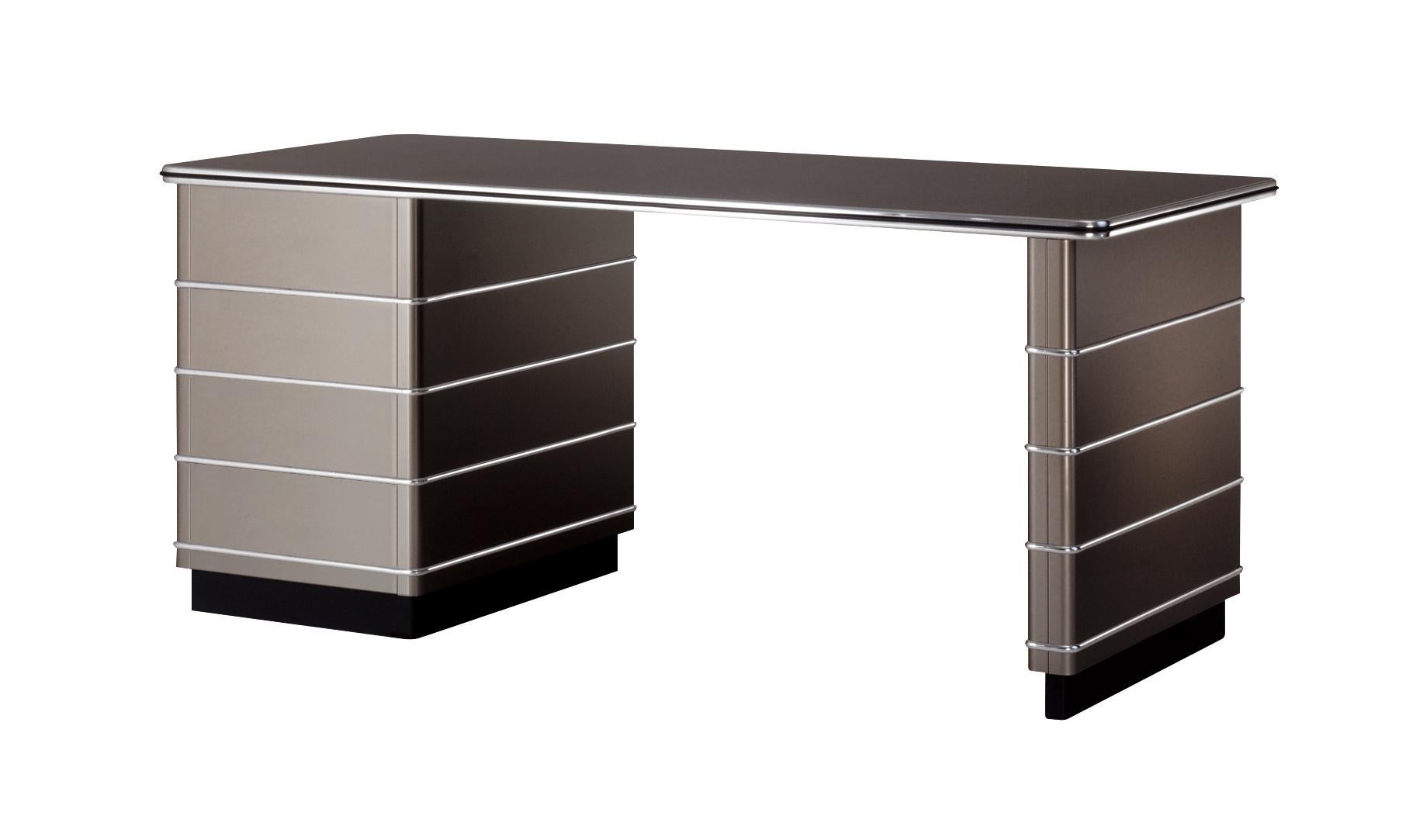 Scrivania in metallo modernista realizzata in metallo laccato lucido, alluminio e una scrivania rivestita di nero, personalizzabile. 
Tempo di produzione di circa 10 settimane.