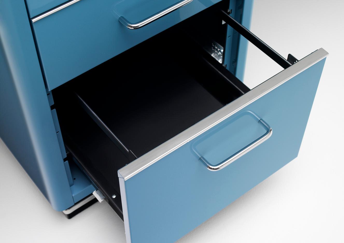 Tedesco Scrivania modernista su misura in metallo, laccatura lucida, alluminio, scrivania rivestita di nero in vendita