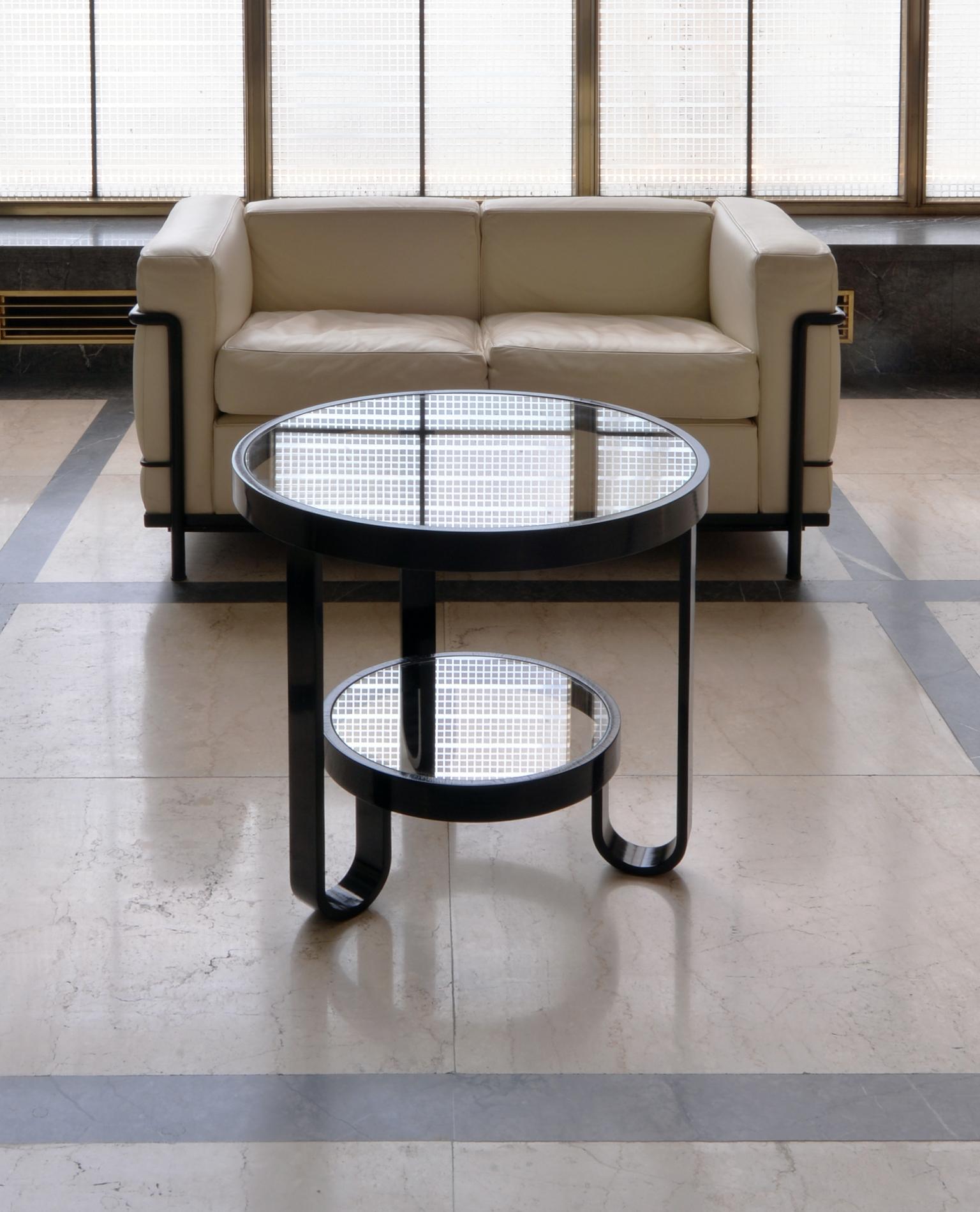 Mesa auxiliar/sofá redonda modernista a medida, madera laminada y ebonizada, tapa de cristal Ebonizado en venta