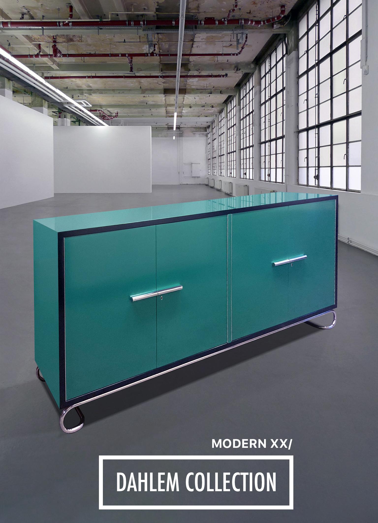 Modernistisches maßgeschneidertes Regal, lackiertes Holz, verchromtes Metall, Schiebeglasplatten (Moderne) im Angebot