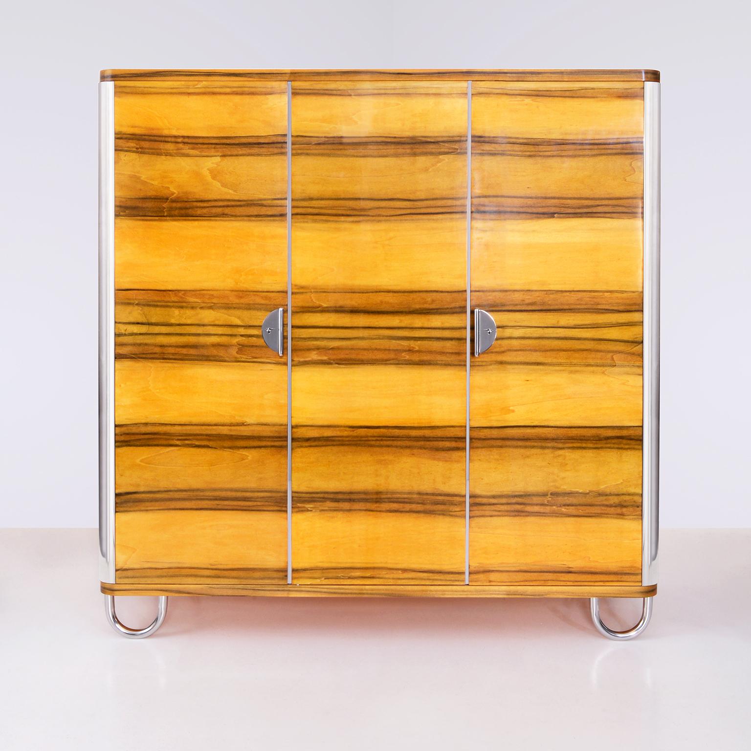 Armario Modernista a Medida de Tres Puertas, Acabado Cromado, Chapa de Madera, Alto Brillo Moderno en venta