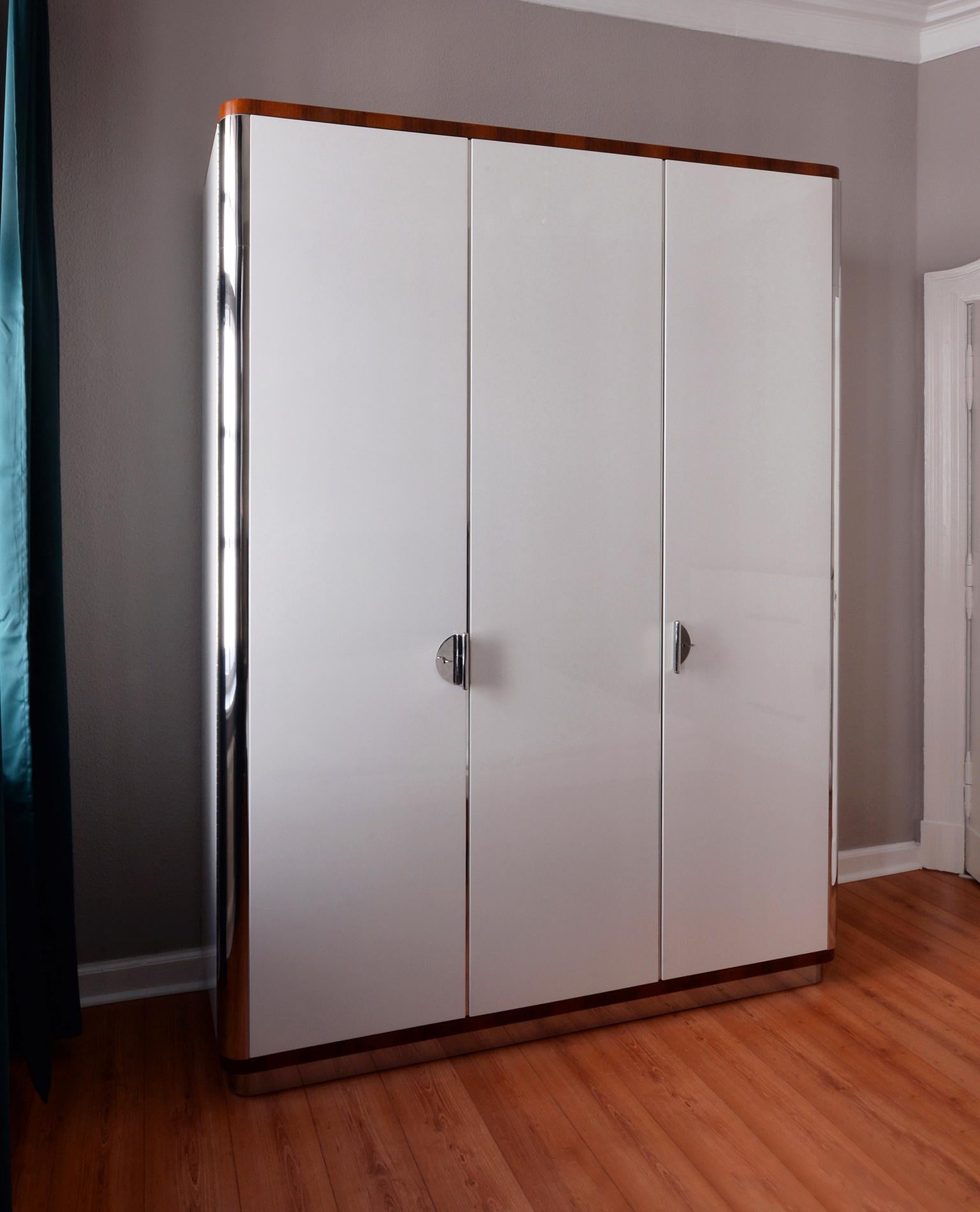 Dreitüriger Kleiderschrank nach Maß, exklusiv in unserer Rudolf Vichr Collection'S.
Die hochwertigen, handgefertigten Möbel zeichnen sich durch ein klassisch-modernes, zeitloses Design aus und werden aus ausgewählten Materialien nach traditionellen