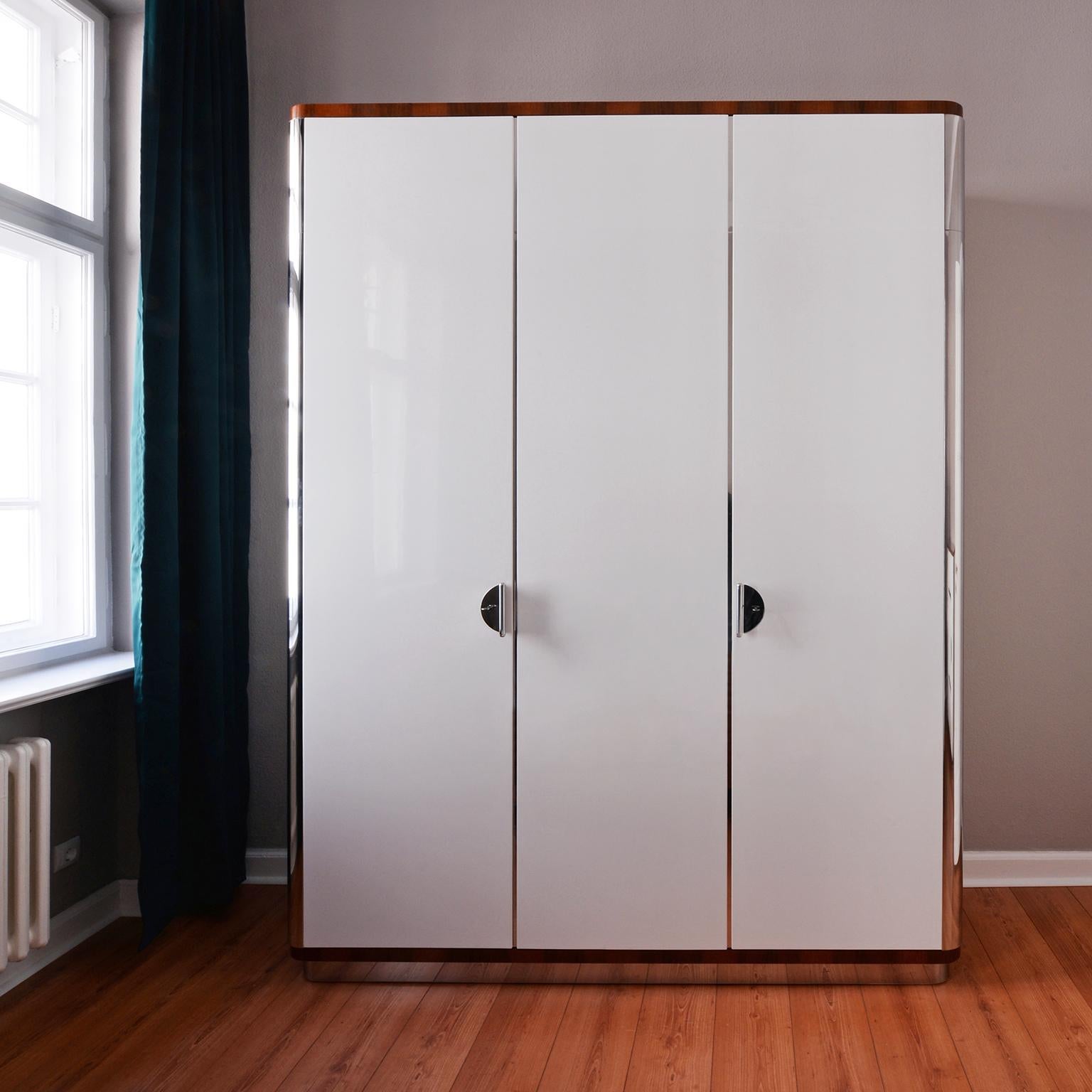 Modernistischer dreitüriger Kleiderschrank nach Maß aus hochglanzlackiertem Holz, handgefertigt (Moderne) im Angebot