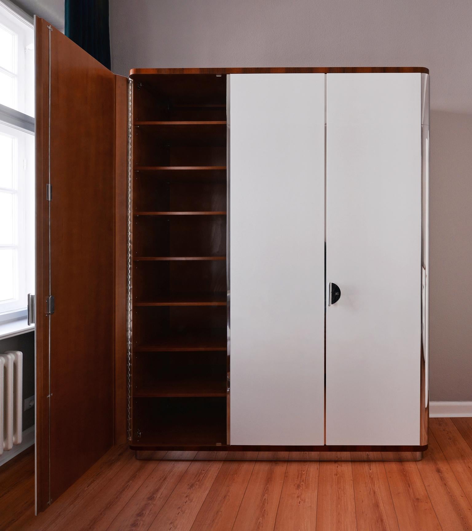 Modernistischer dreitüriger Kleiderschrank nach Maß aus hochglanzlackiertem Holz, handgefertigt (Lackiert) im Angebot