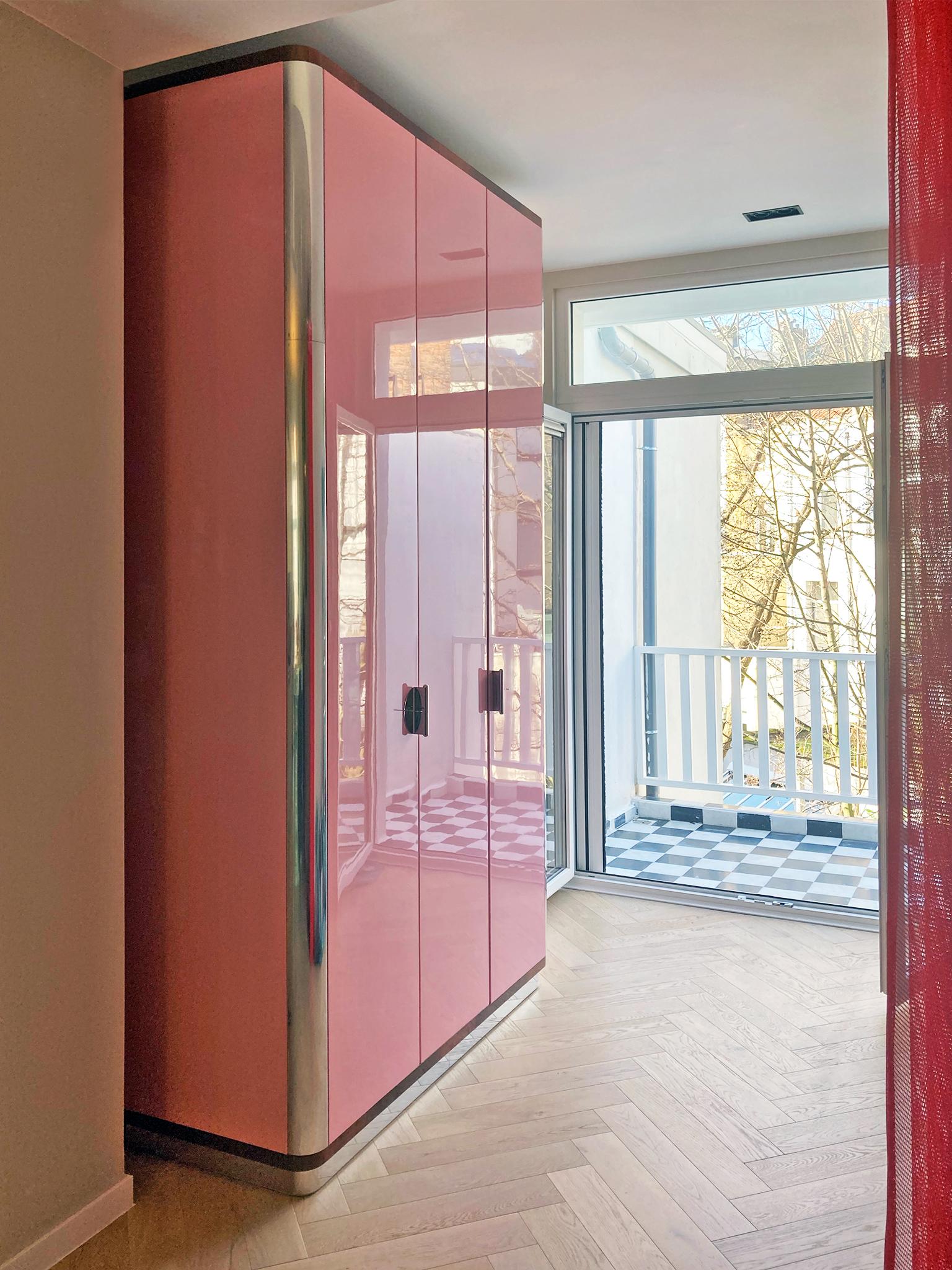 Modernistischer dreitüriger Kleiderschrank nach Maß aus hochglanzlackiertem Holz, handgefertigt (21. Jahrhundert und zeitgenössisch) im Angebot