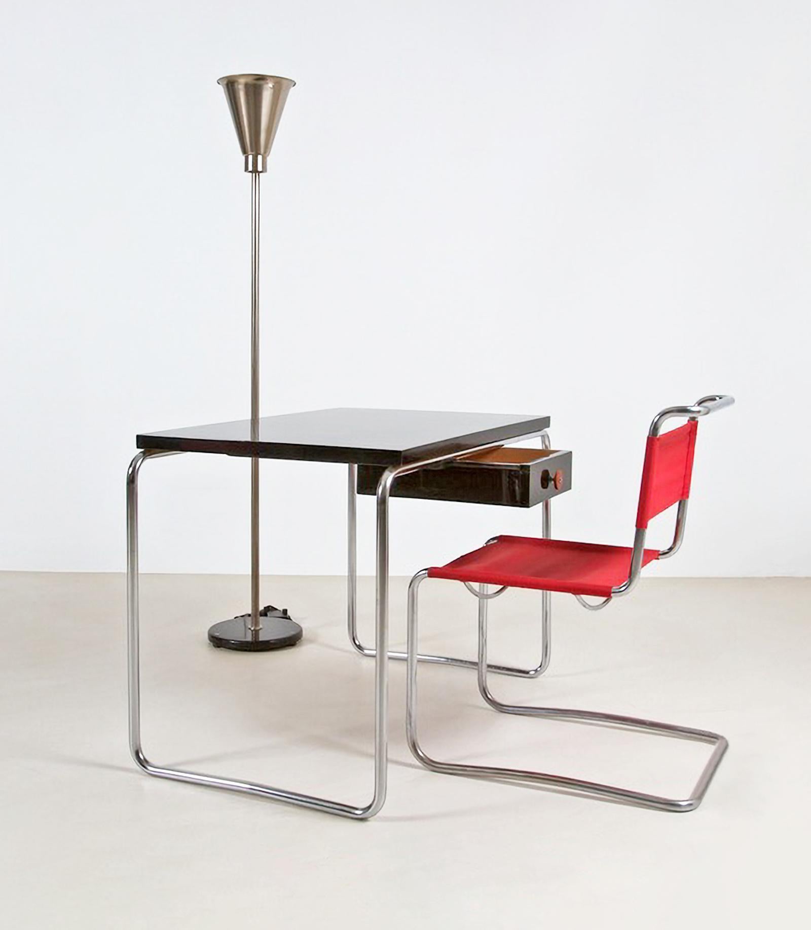 Modernistischer röhrenförmiger Stahltisch nach Maß aus verchromtem Metall und glänzendem lackiertem Holz (Moderne) im Angebot