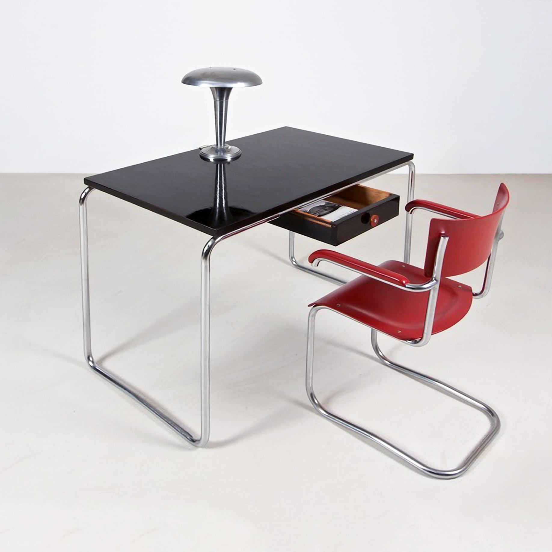 Modernistischer röhrenförmiger Stahltisch nach Maß aus verchromtem Metall und glänzendem lackiertem Holz (Deutsch) im Angebot