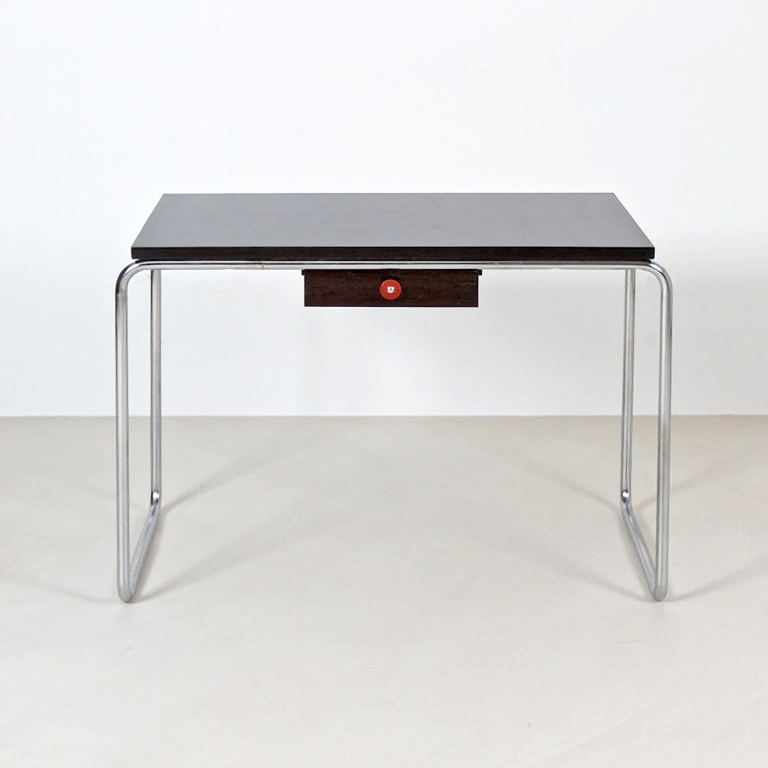 Modernistischer röhrenförmiger Stahltisch nach Maß aus verchromtem Metall und glänzendem lackiertem Holz (Lackiert) im Angebot