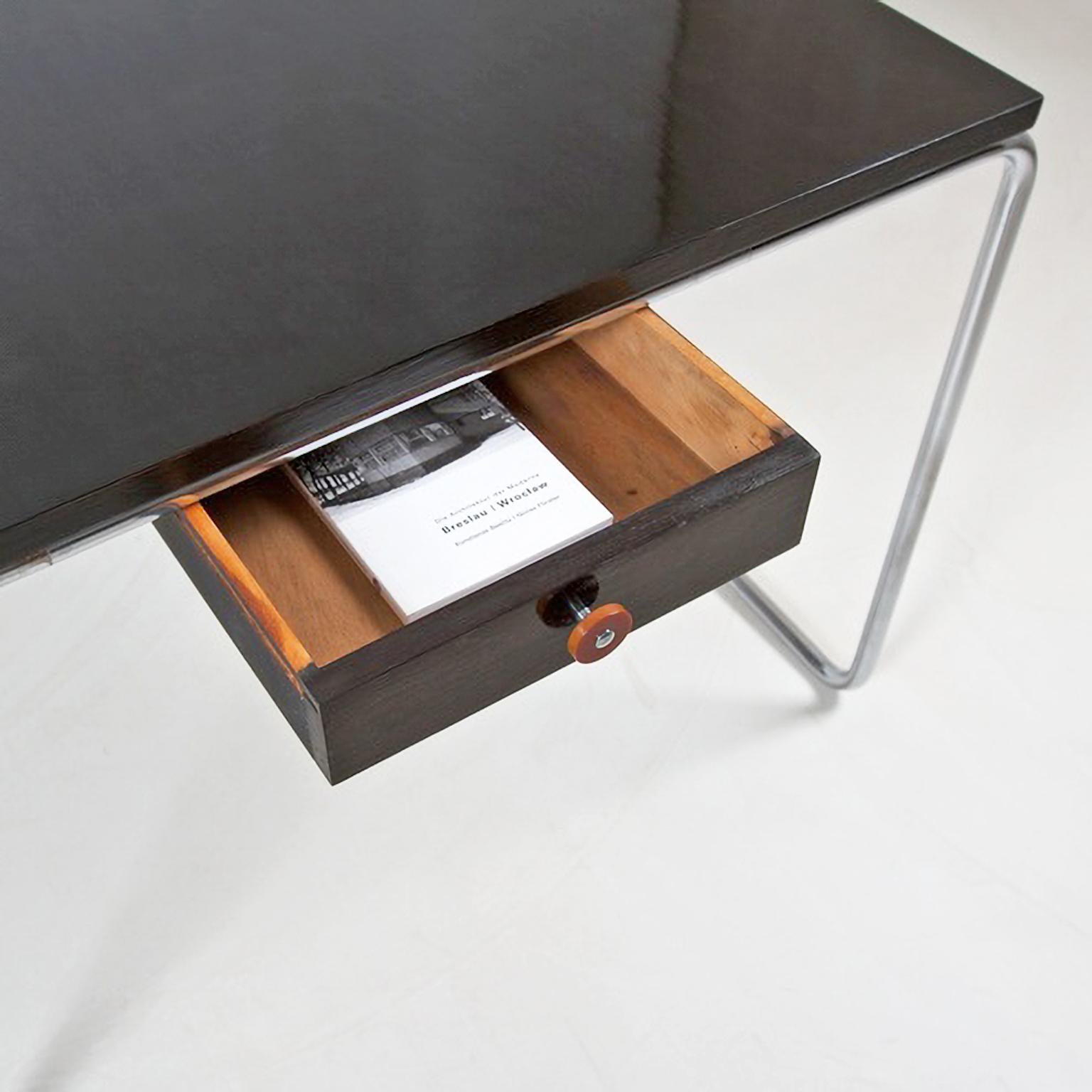 Modernistischer röhrenförmiger Stahltisch nach Maß aus verchromtem Metall und glänzendem lackiertem Holz im Zustand „Neu“ im Angebot in Berlin, DE