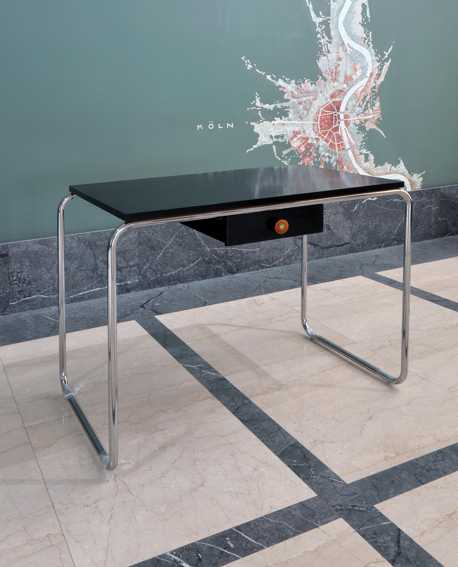 Mesa Modernista a Medida de Acero Tubular en Metal Cromado y Madera Lacada Brillante Alemán en venta