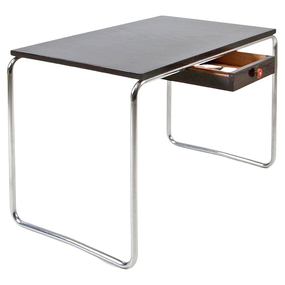 Modernistischer röhrenförmiger Stahltisch nach Maß aus verchromtem Metall und glänzendem lackiertem Holz im Angebot