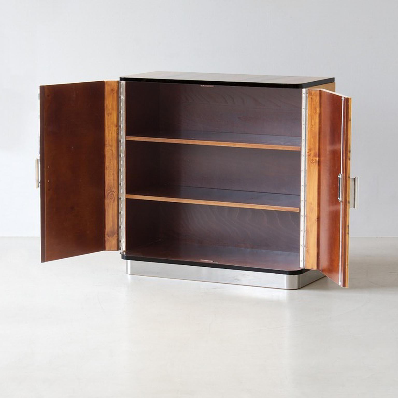 Modernistisches Sideboard mit zwei Türen aus furniertem Holz und verchromtem Metall nach Maß (Moderne) im Angebot