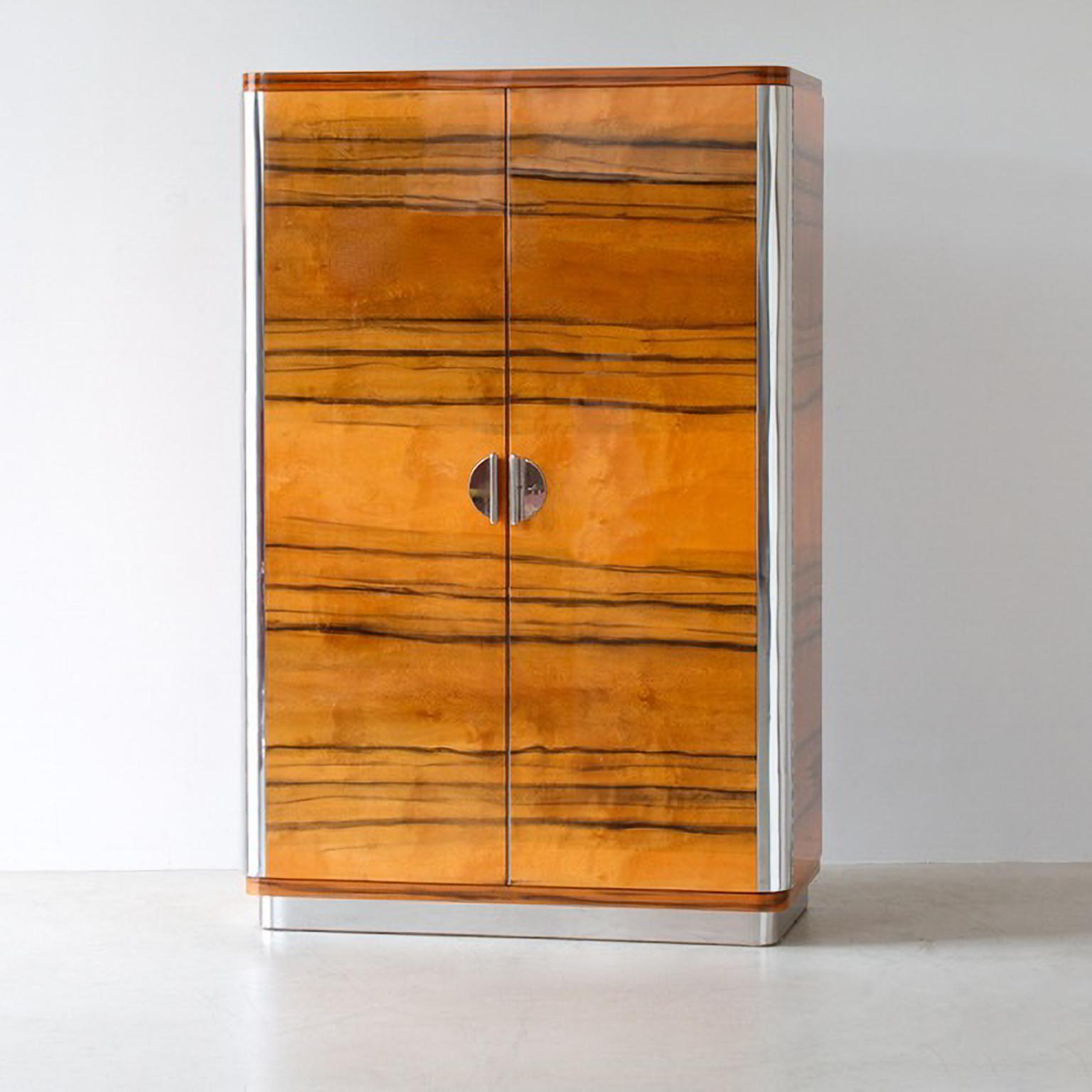 Armadio a tre ante su misura, progettato e realizzato da GMD Berlin, presentato in esclusiva nella nostra collezione Rudolf Vichr.

Questo mobile di alta qualità, realizzato a mano con un design classico e senza tempo, è realizzato con materiali