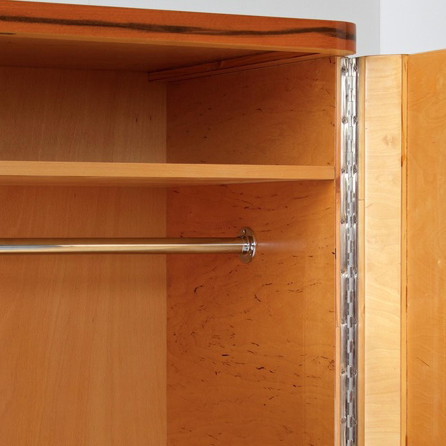 Tedesco Armadio a due ante modernista Bespoke, finitura cromo, impiallacciatura di Wood, lucentezza elevata in vendita