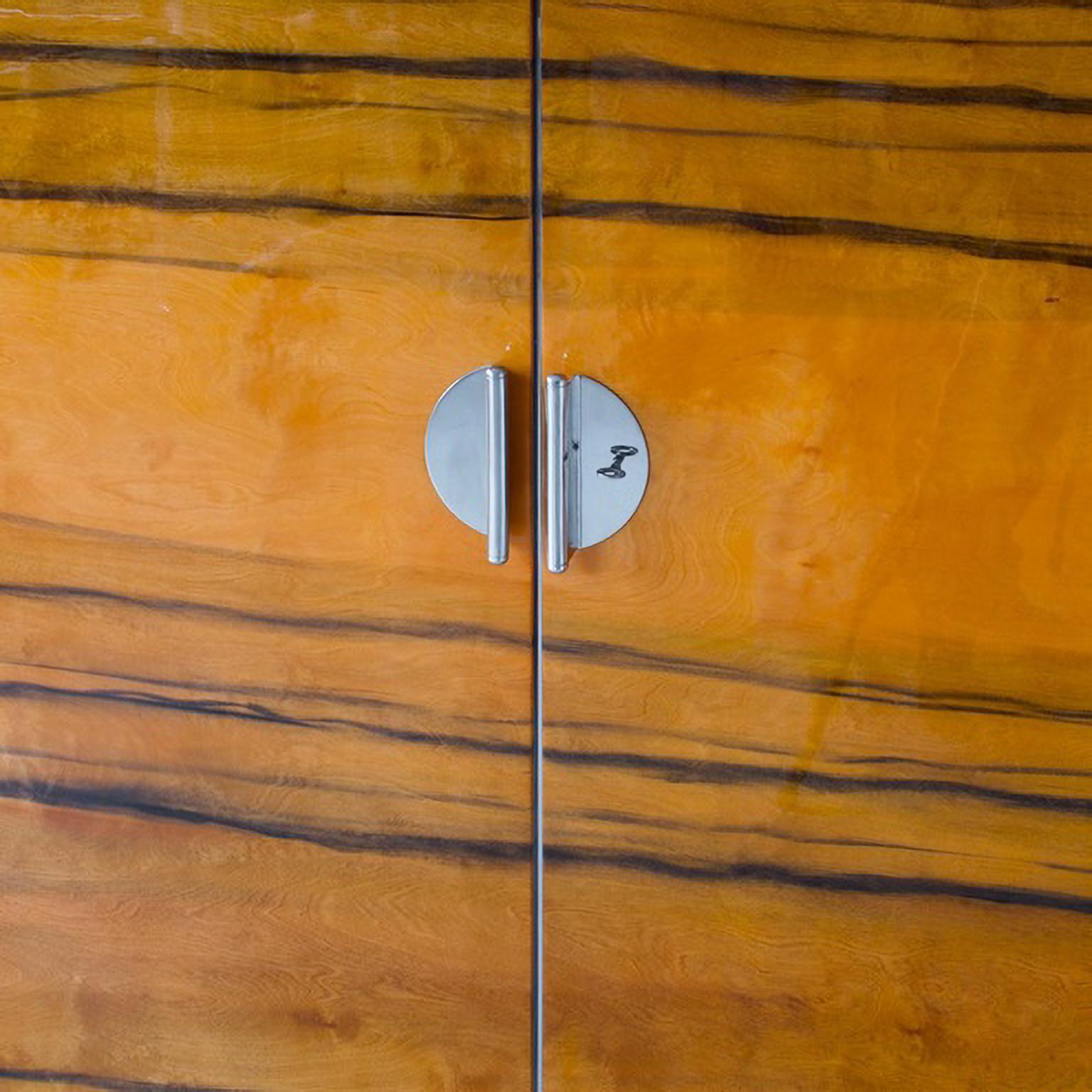 Placage Armoire moderniste sur mesure à deux portes en bois, finition chromée, placage en bois, haute brillance en vente