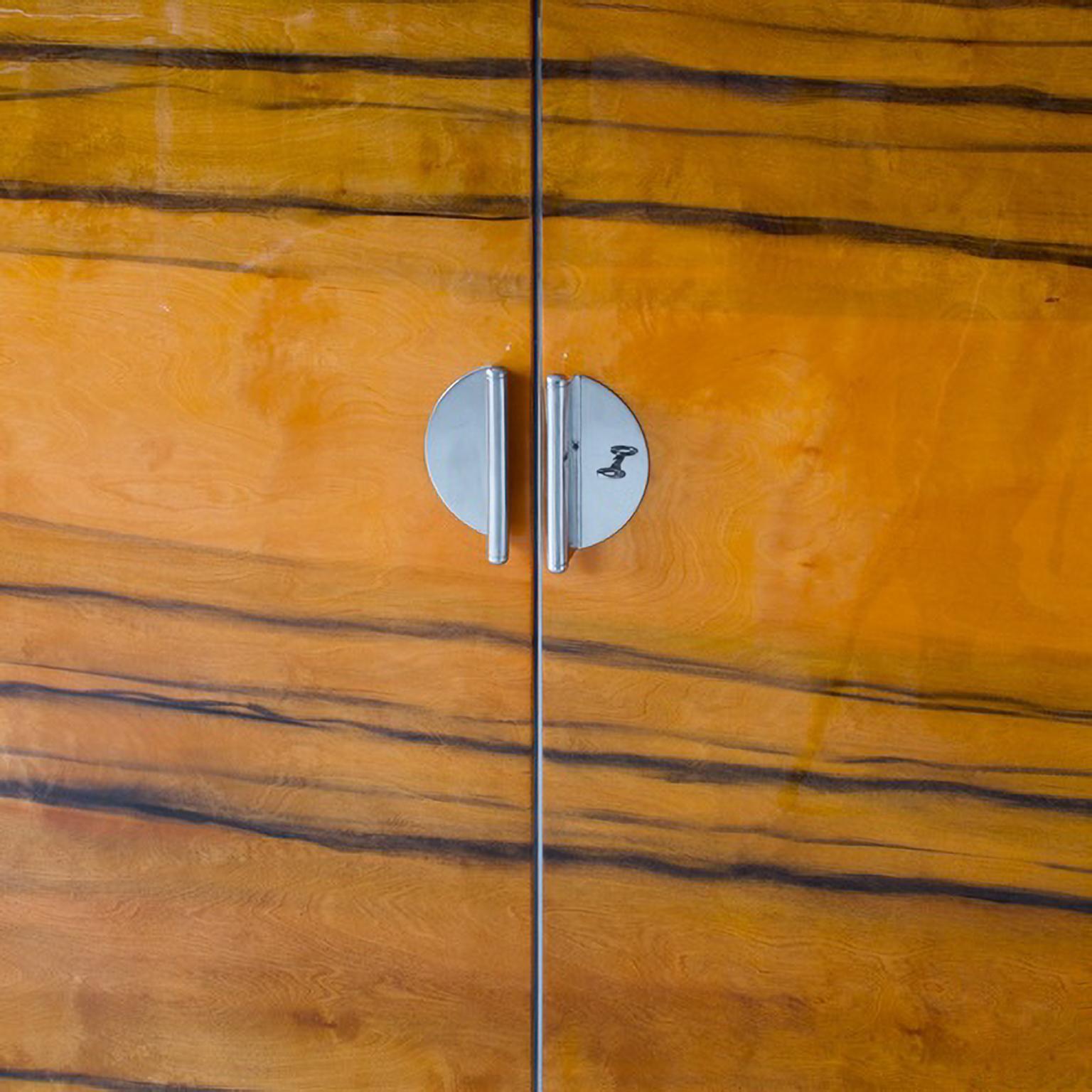 Placcato Armadio a due ante modernista Bespoke, finitura cromo, impiallacciatura di Wood, lucentezza elevata in vendita