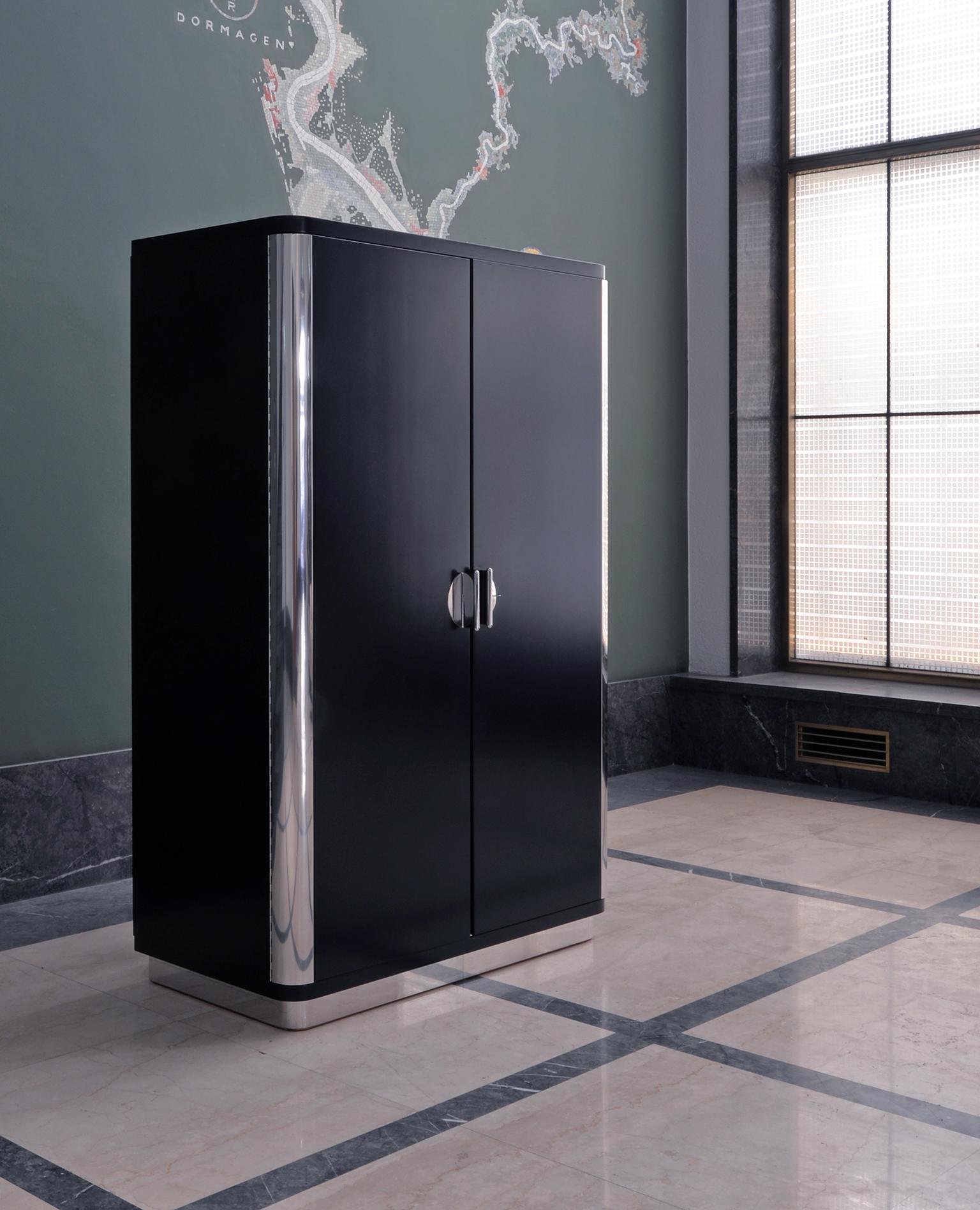 Armario modernista a medida de dos puertas, metal cromado, madera lacada mate en Nuevo estado para la venta en Berlin, DE