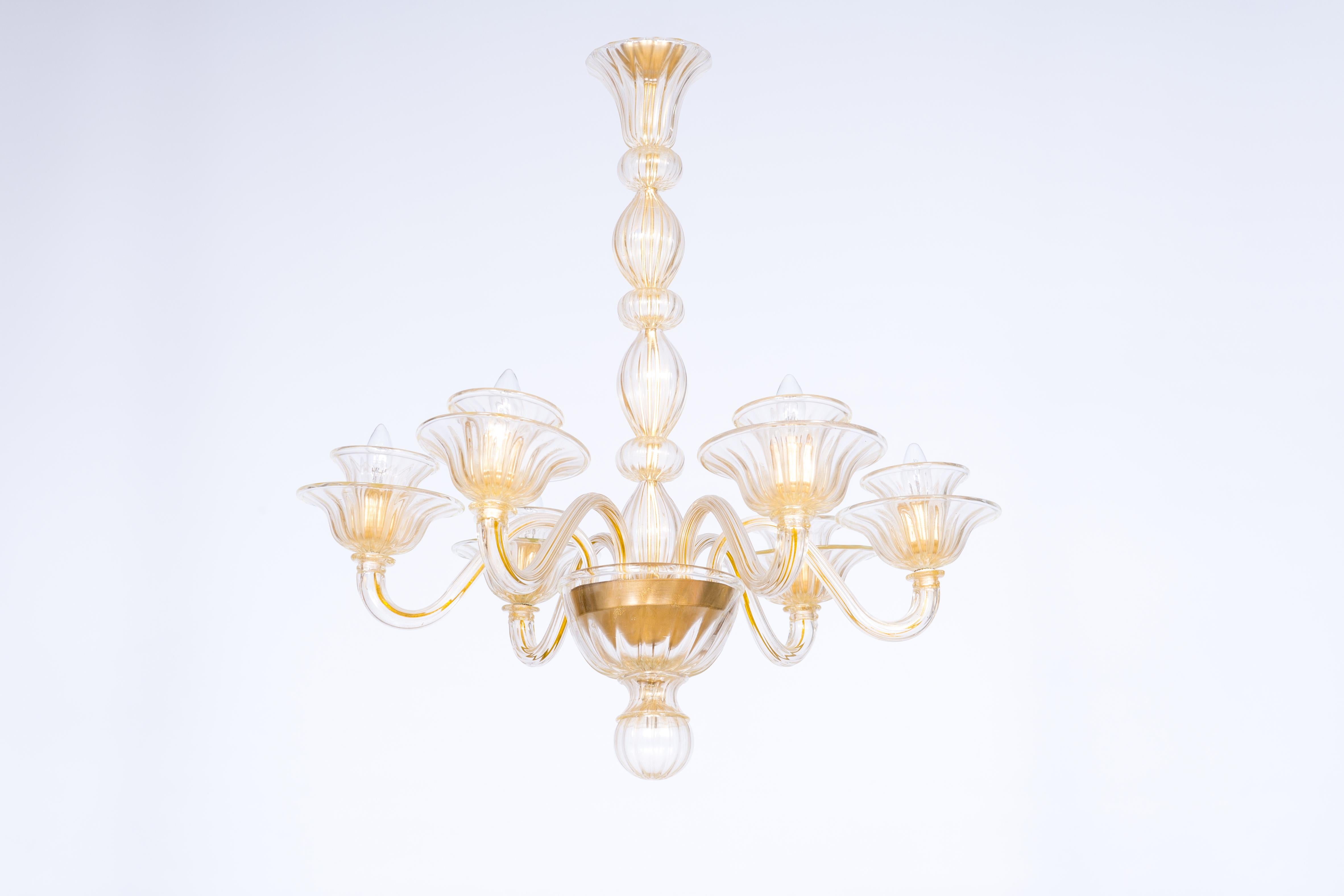 Exquisite Bespoke Murano Glas Kronleuchter Gold vergoldete Akzente & Runde Bell Shaped Schirme, venezianischen Meisterwerk.

Dieser bemerkenswerte Kronleuchter aus Murano-Glas ist ein Beweis für die zeitlose Kunstfertigkeit und die unvergleichliche