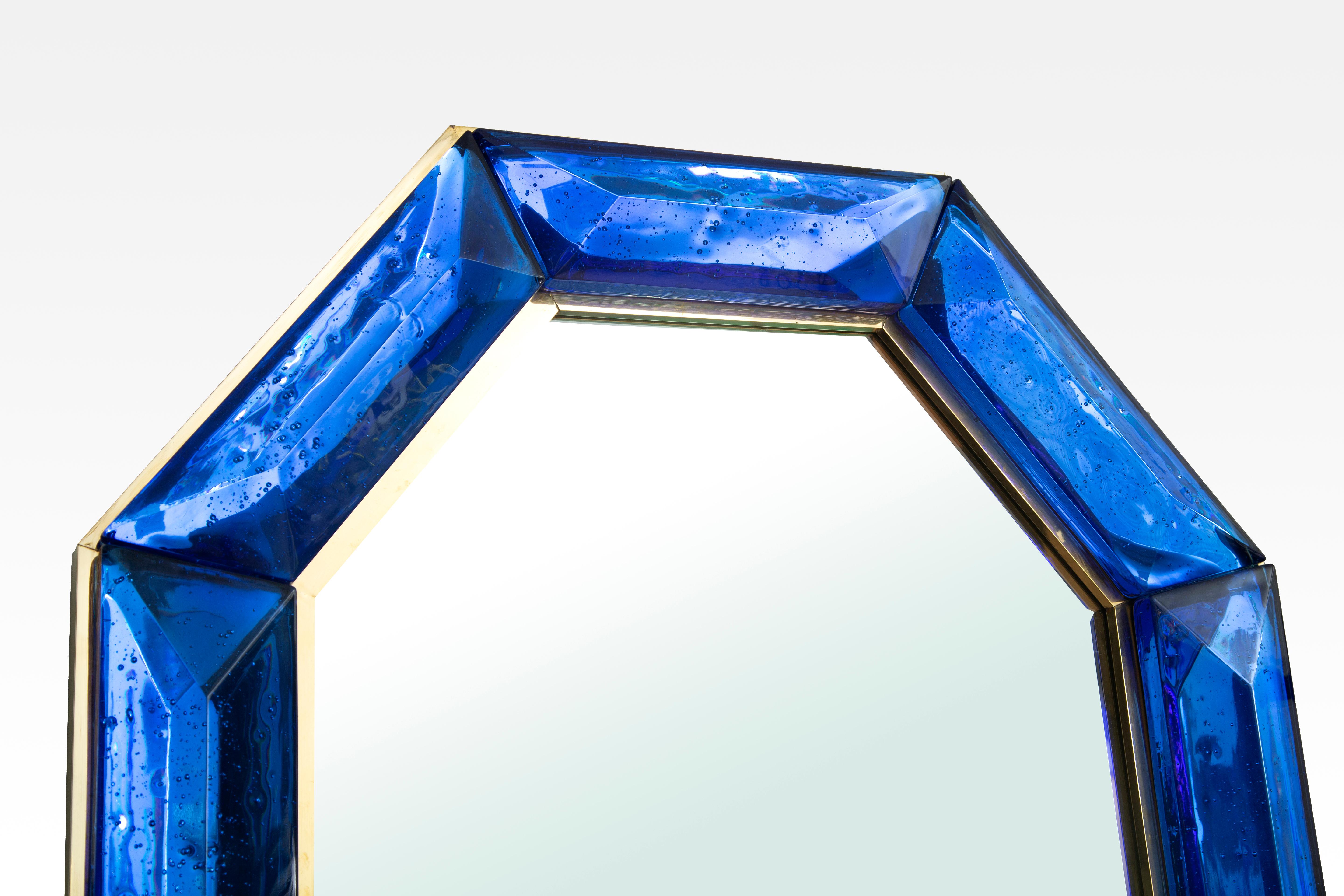 italien Miroir octogonal en verre de Murano bleu cobalt sur mesure, disponible en stock en vente