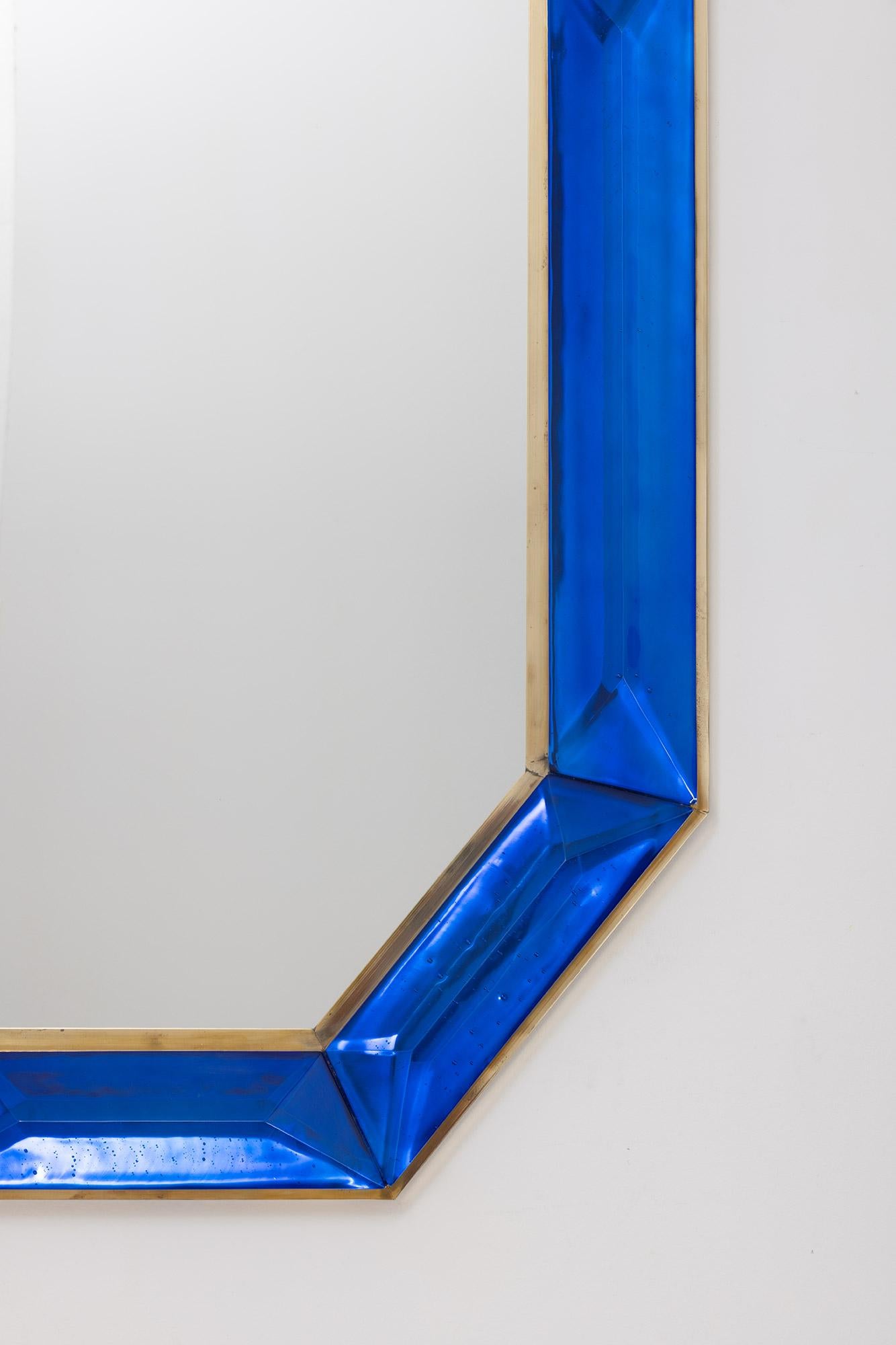 Laiton Miroir octogonal en verre de Murano bleu cobalt sur mesure, disponible en stock en vente