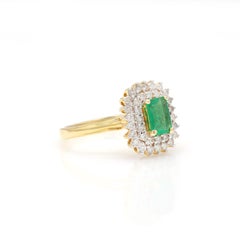 Anello nuziale su misura con smeraldo taglio ottagono e diamanti in oro giallo 18 carati