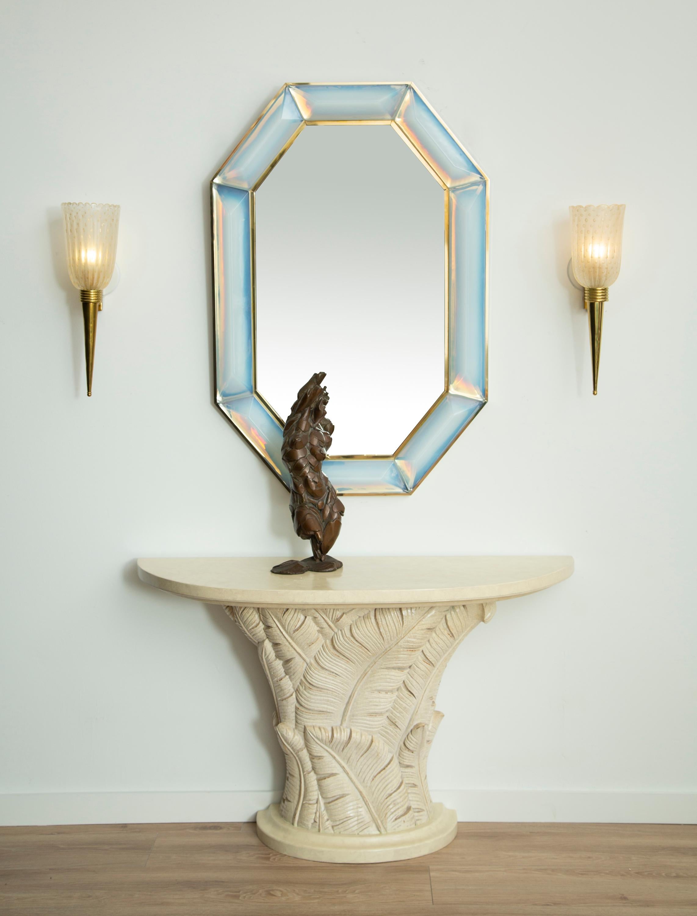 Laiton Miroir octogonal en verre de Murano opalin irisé sur mesure, en stock en vente