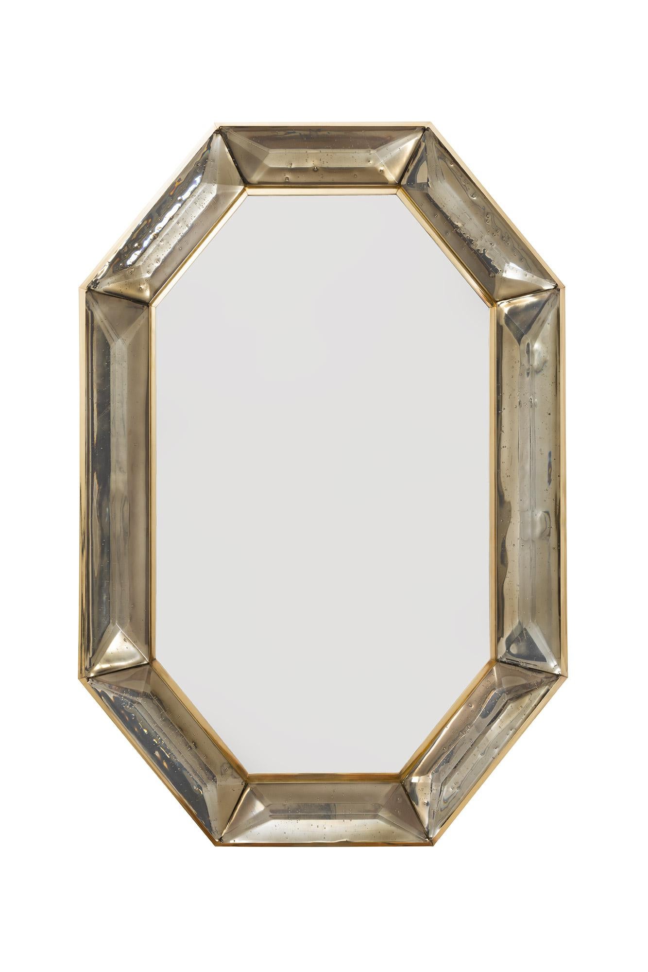 Achteckiger Spiegel aus geräuchertem Murano-Glas nach Maß, vorrätig
 Lebendiger und intensiver rauchfarbener oder bronzefarbener Glasstein mit natürlich vorkommenden Lufteinschlüssen 
 Hochglanzpoliertes Facettenmuster
 Messing-Galerie