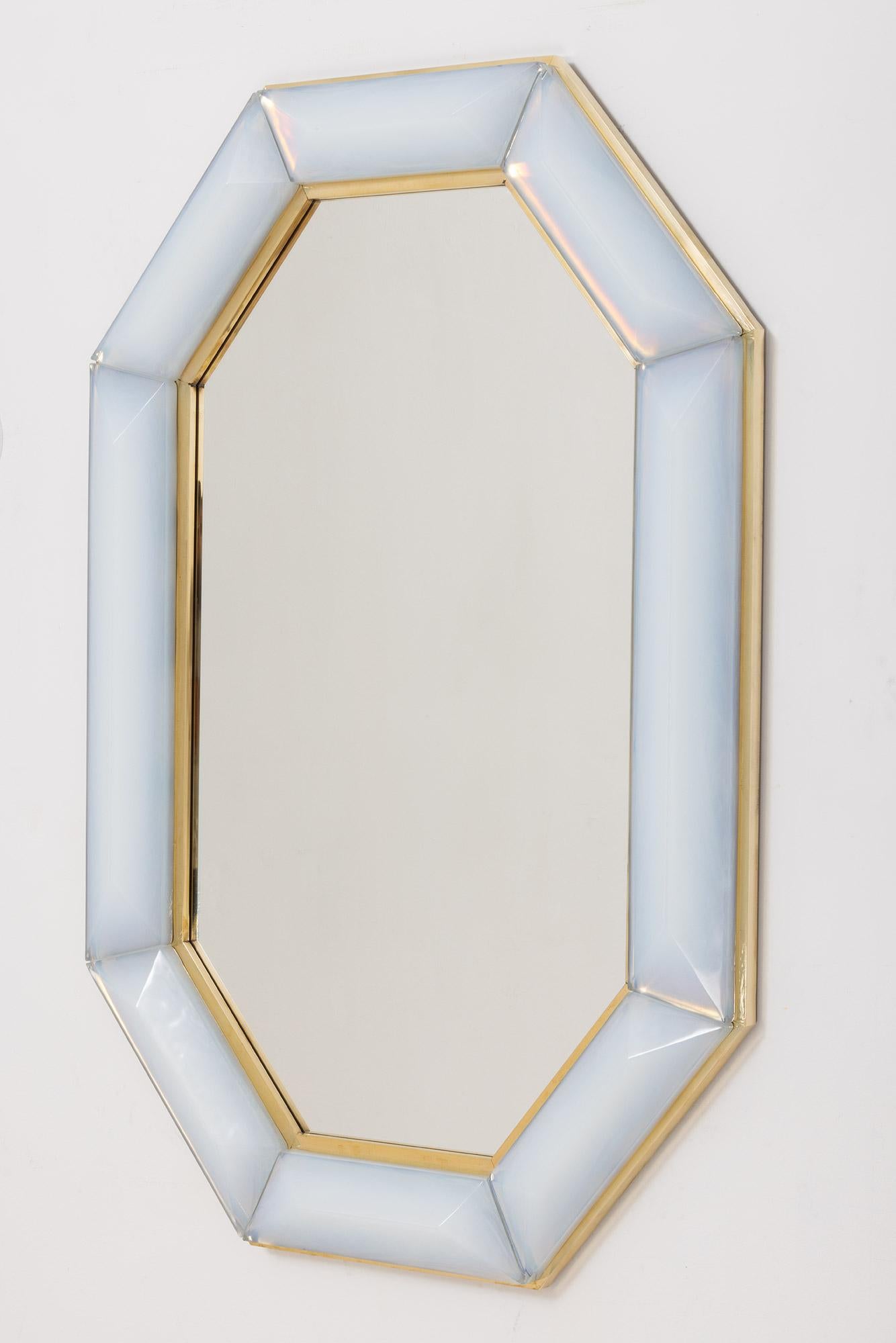 italien Miroir octogonal en verre de Murano opalin irisé sur mesure, en stock en vente