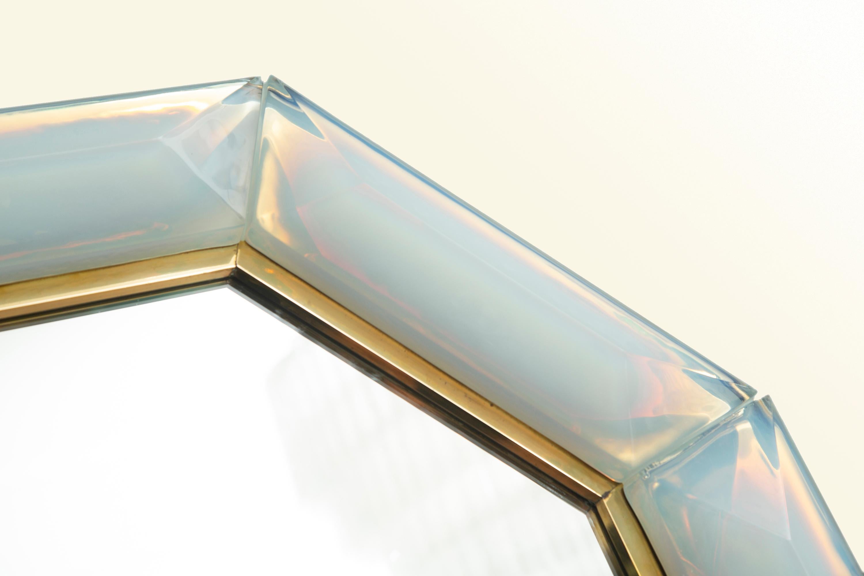 Miroir octogonal en verre de Murano opalin irisé sur mesure, en stock en vente 1