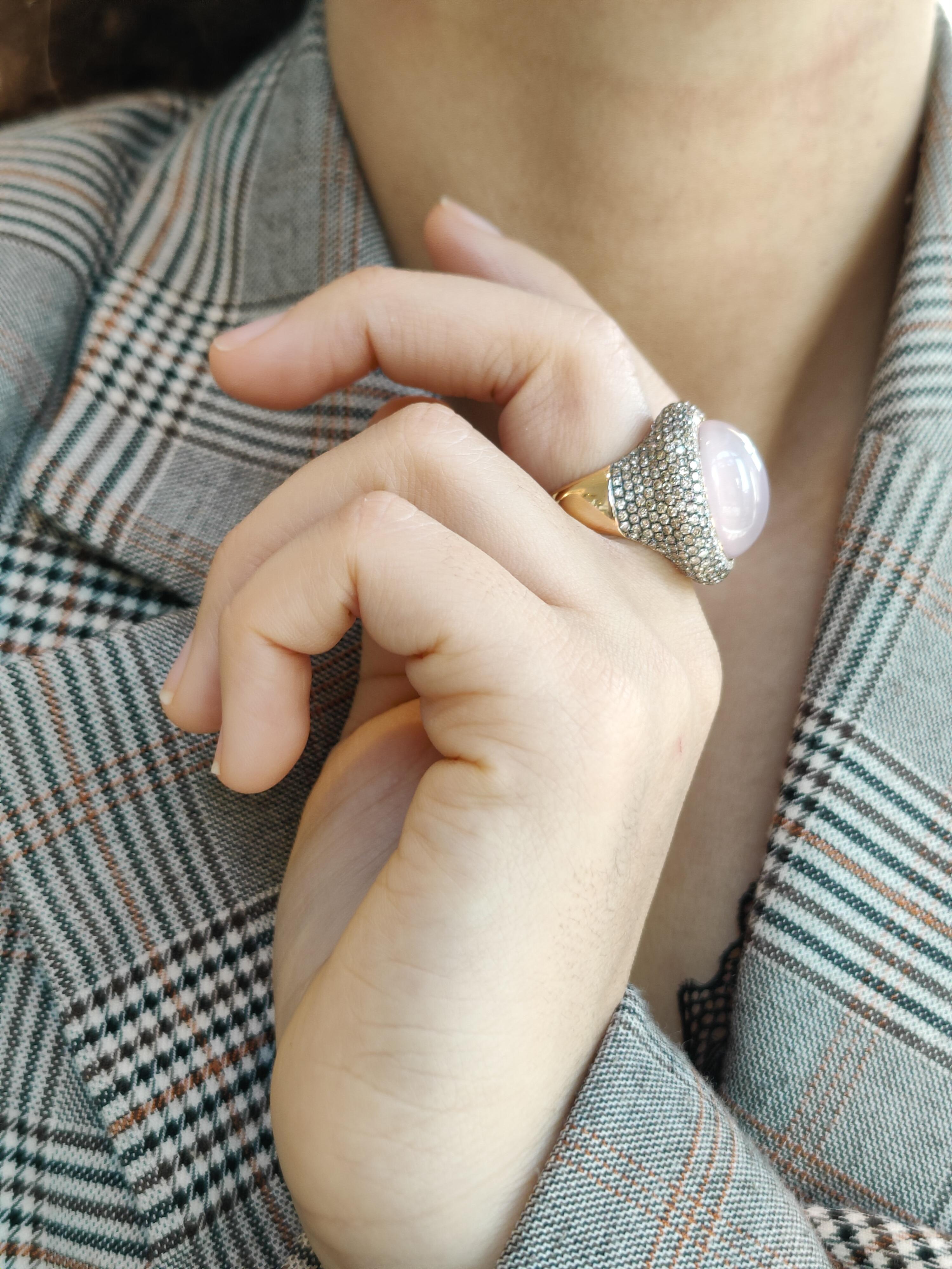 Taille ovale Bague cocktail sur mesure unique en son genre avec quartz rose et diamants en vente
