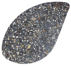 Maßgeschneiderter organischer Beistelltisch, handgefertigt in Granito Terrazzo Made in France
