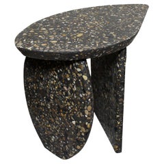 Maßgeschneiderter organischer Beistelltisch, handgefertigt in Granito Terrazzo Made in France