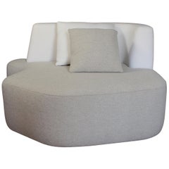 Sofá orgánico a medida en lana blanca y beige hecho a mano por Eric Gizard en stock