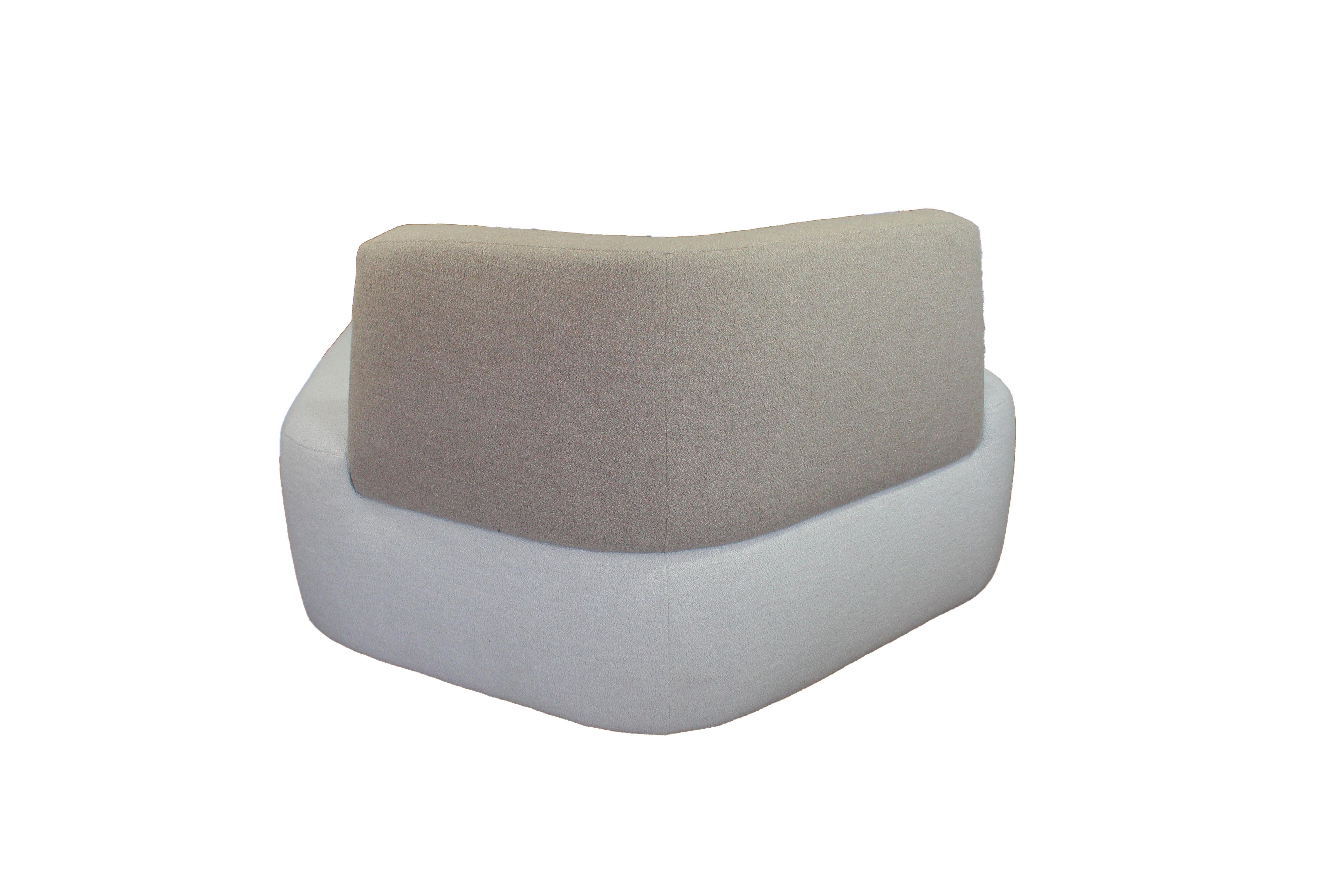 Fatto a mano Divano Pierre in lana beige e marrone di Eric Gizard in stock in vendita