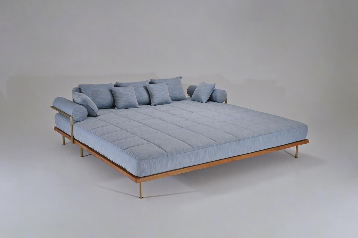 Maßgeschneidertes Outdoor-Lounge-Bett aus Messing und aufgearbeitetem Hartholzrahmen, von P. Tendercool (Thailändisch) im Angebot