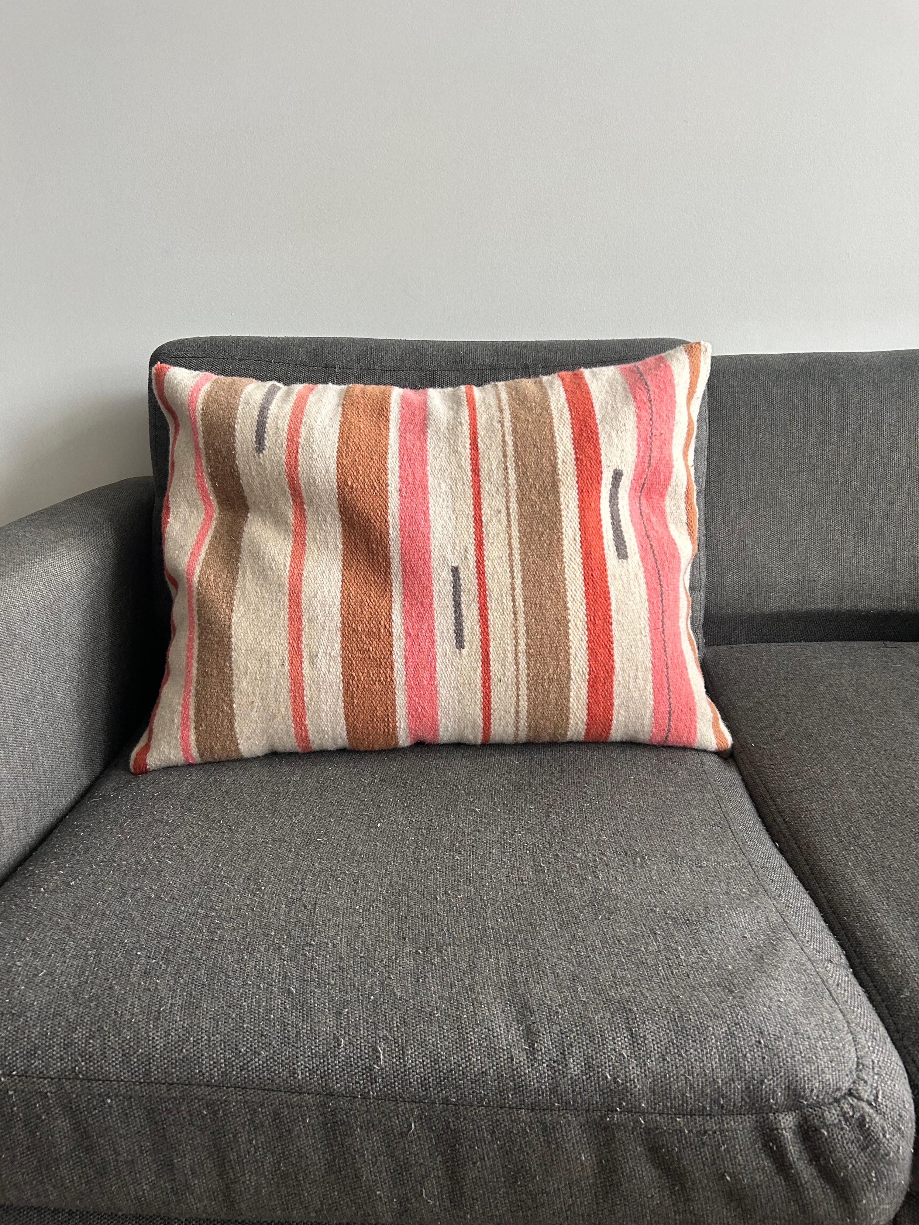 Bespoke Overstuffed Throw Pillow (Handgewebt) im Angebot