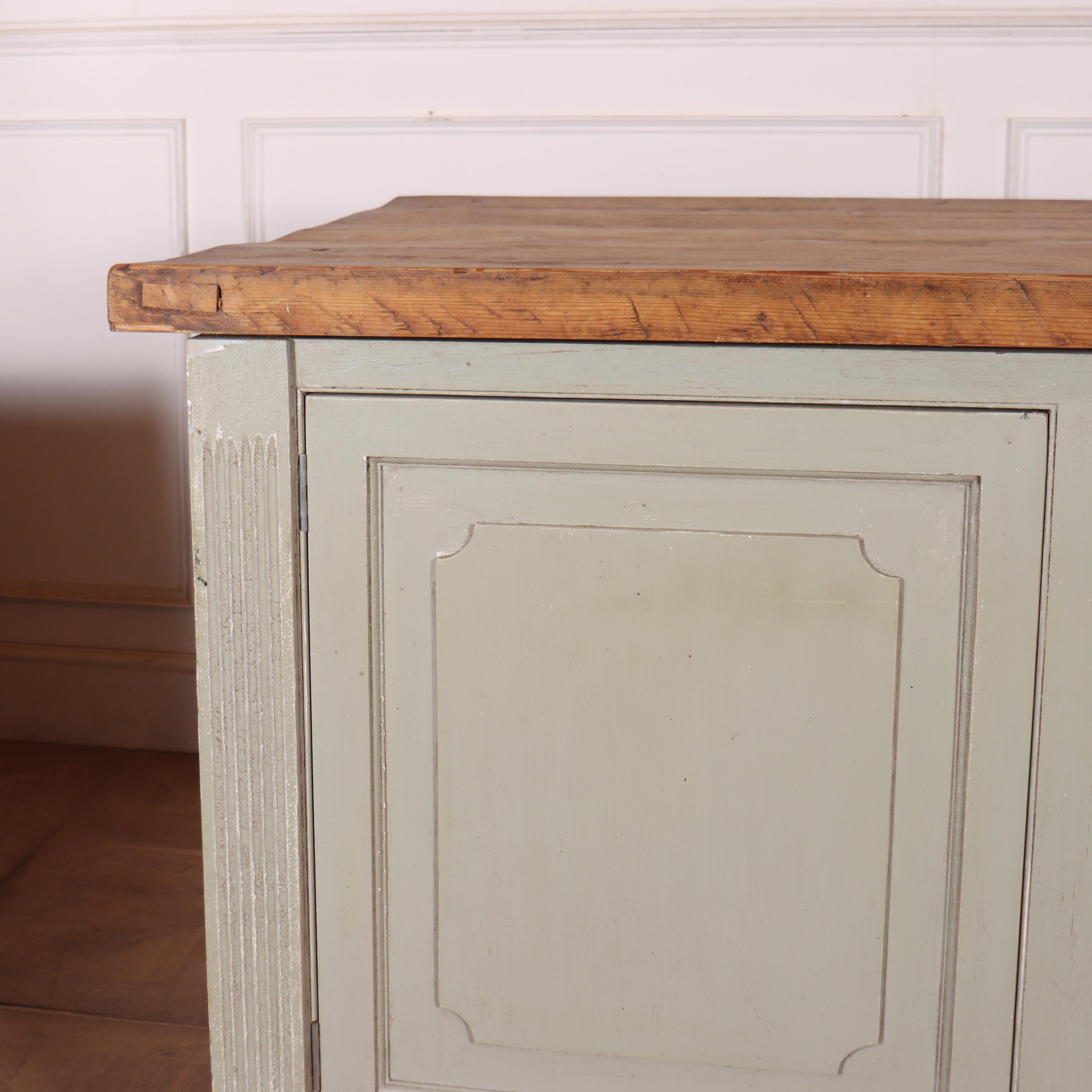 Ilot de cuisine peint sur mesure 3
