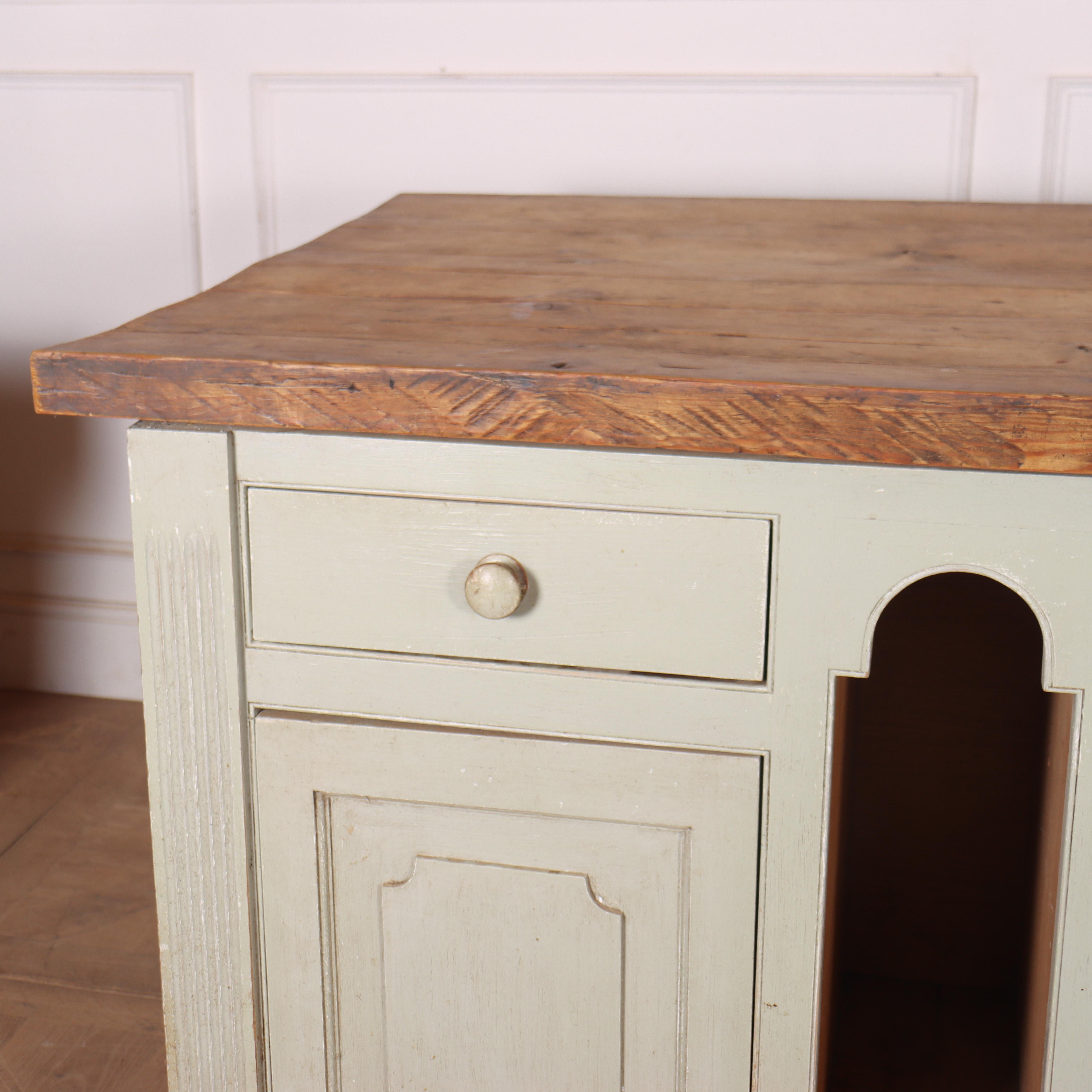 Ilot de cuisine architectural peint sur mesure avec cinq tiroirs fonctionnels en chêne et un double tiroir sur des glissières à fermeture douce. Un panneau à l'arrière dissimule une modeste armoire dotée d'une étagère de 32 cm de profondeur et d'un